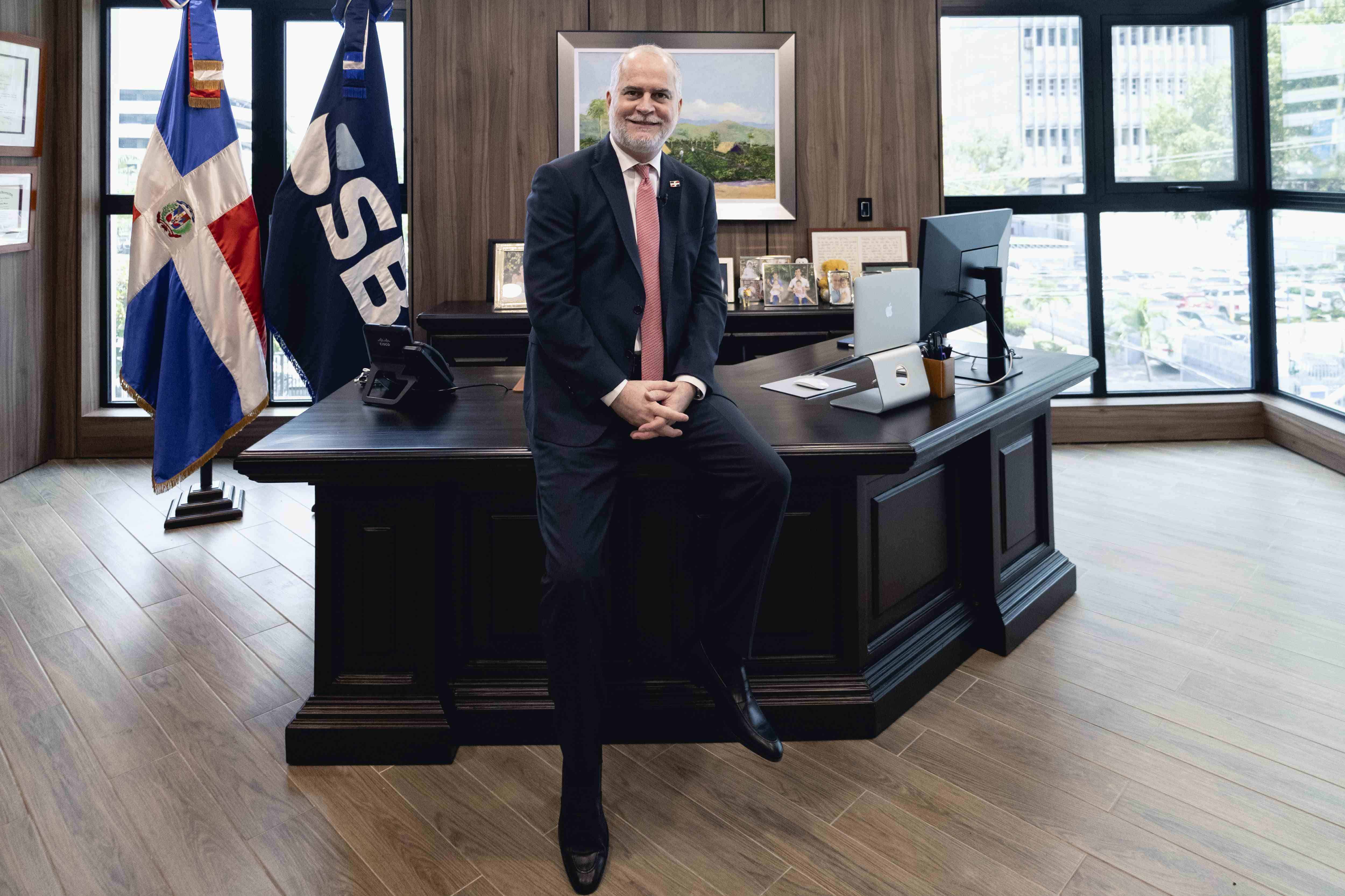 Alejandro Fernández W. en su oficina de superintendente de Bancos.