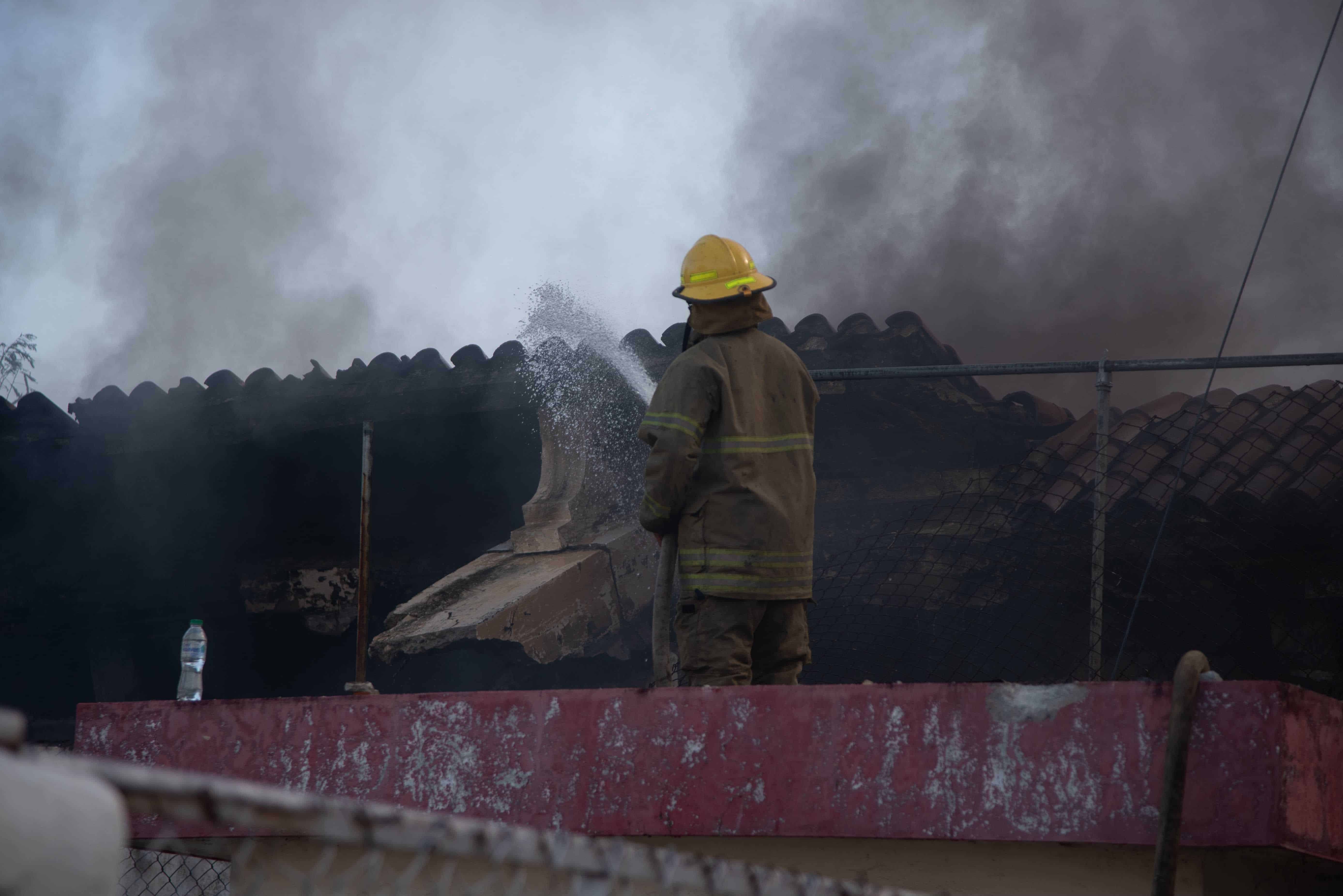 Uno de los bomberos mientras trataba de sofocar el fuego.