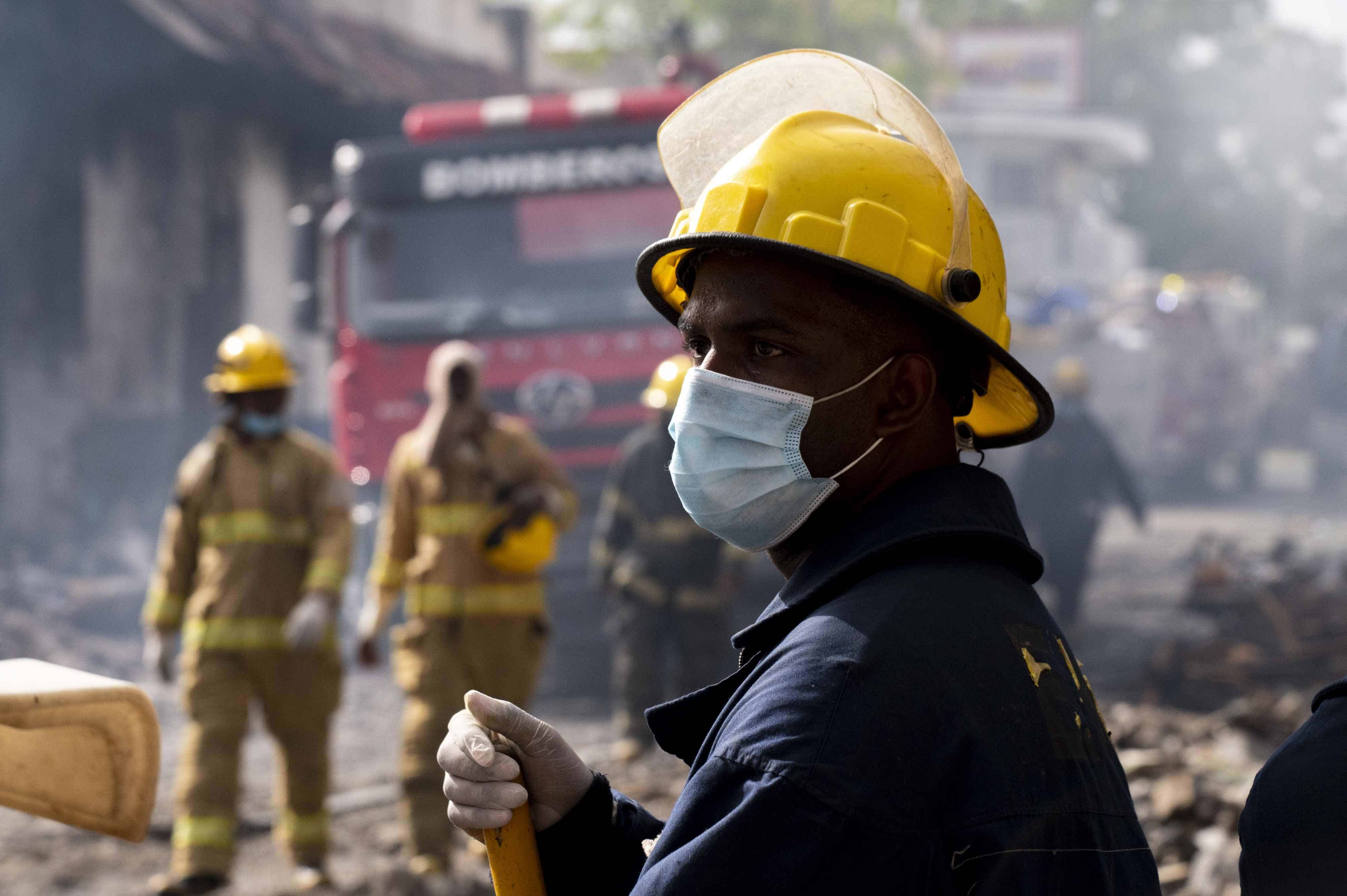 Bomberos al otro día de la tragedia. 