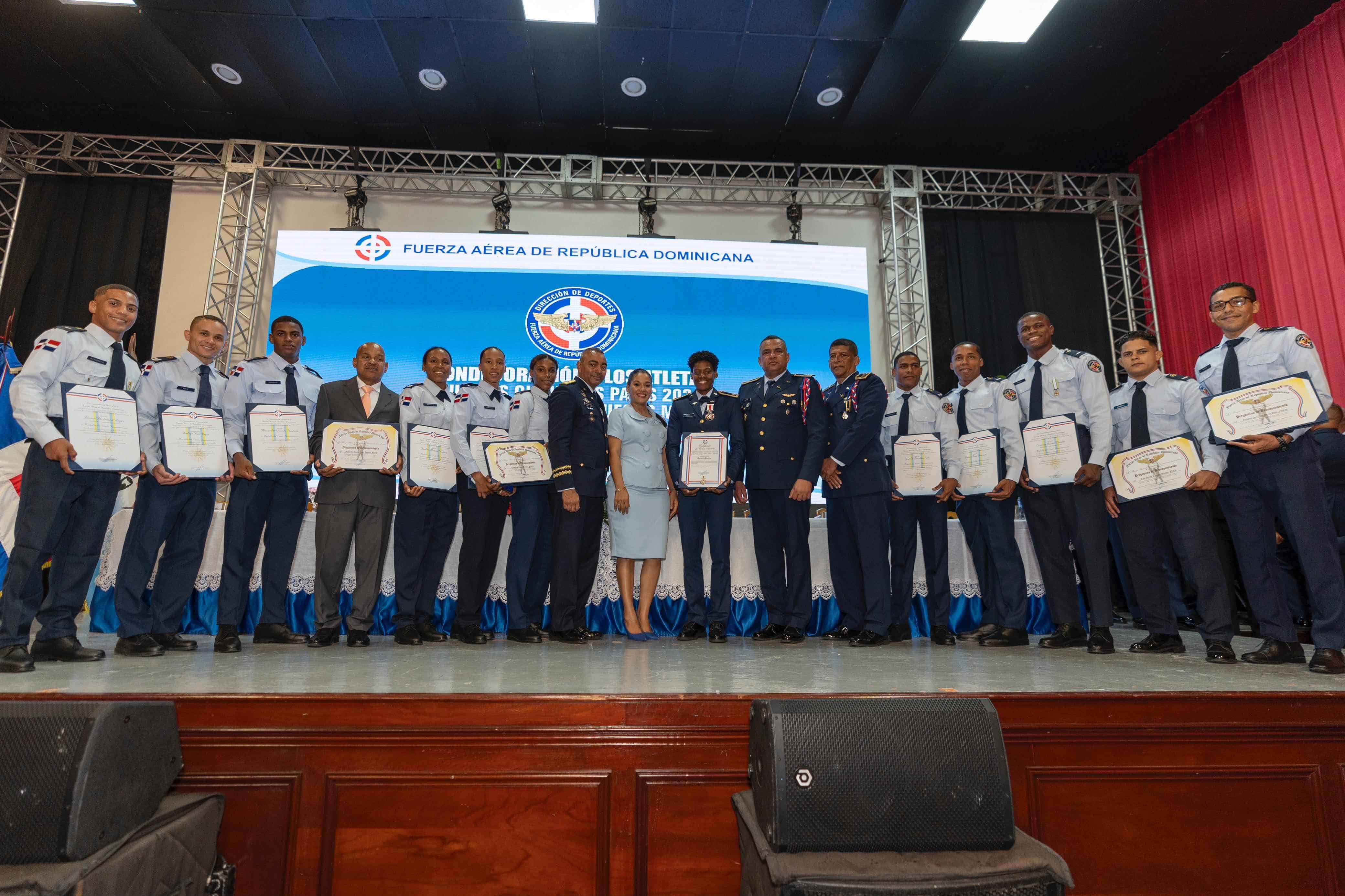 Los miembros de la Fuerza Aérea reconocidos este miércoles. 