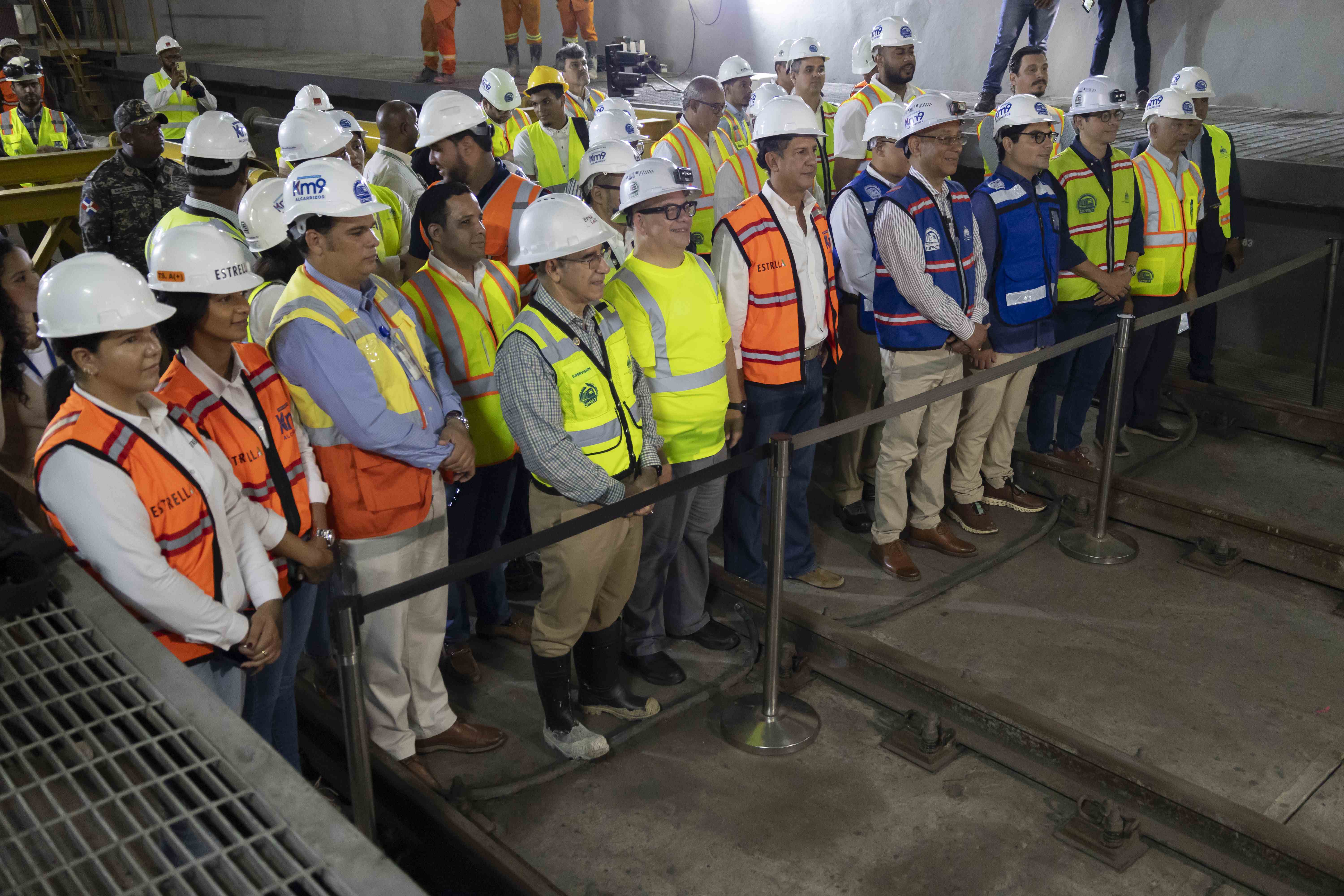 Ingenieros y trabajadores observan el proceso.