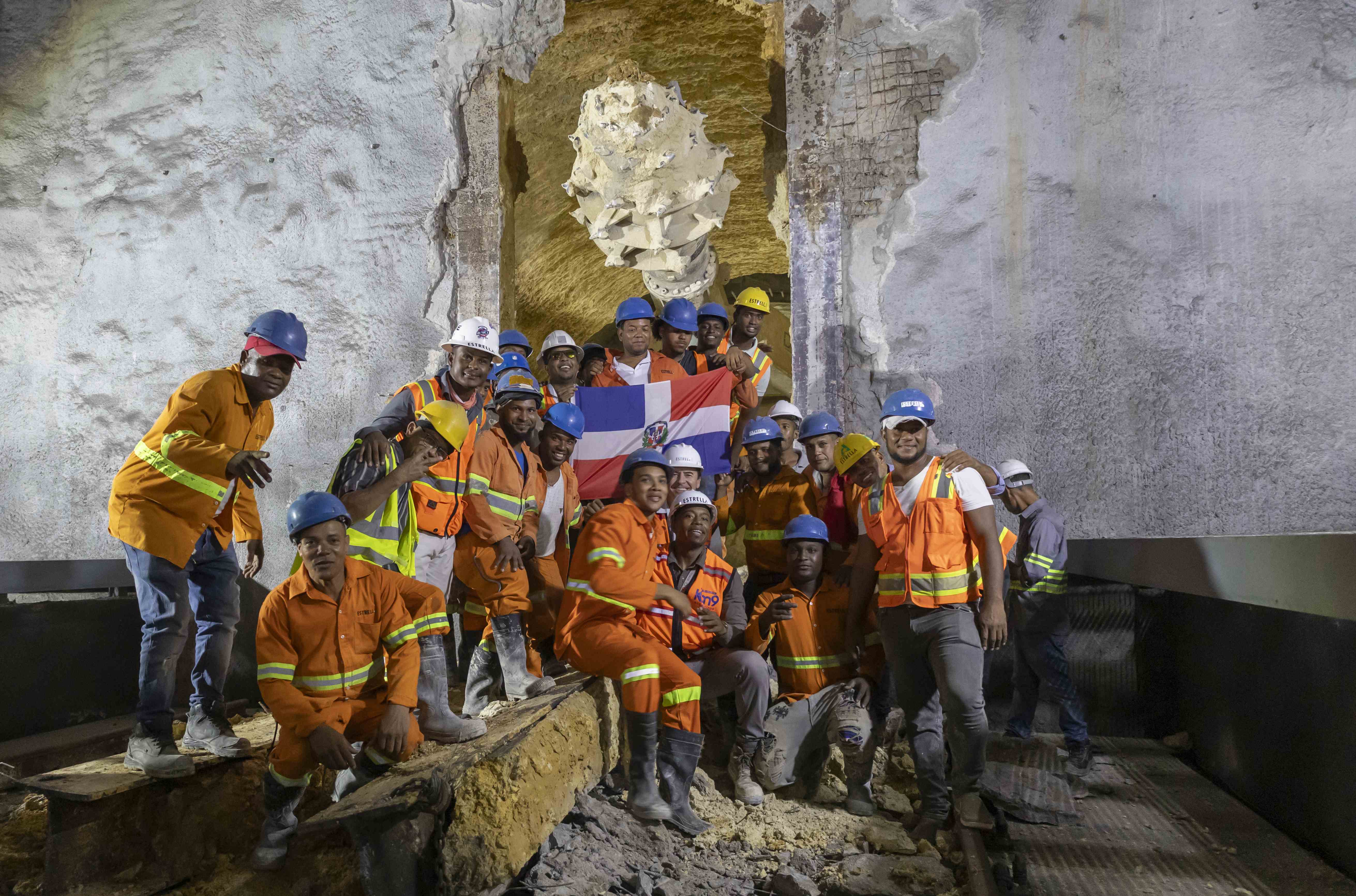 Parte de los trabajadores del túnel. 