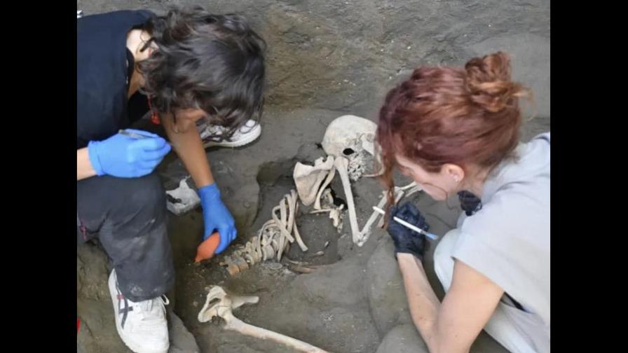 Encuentran esqueletos de una pareja con monedas de oro en Pompeya