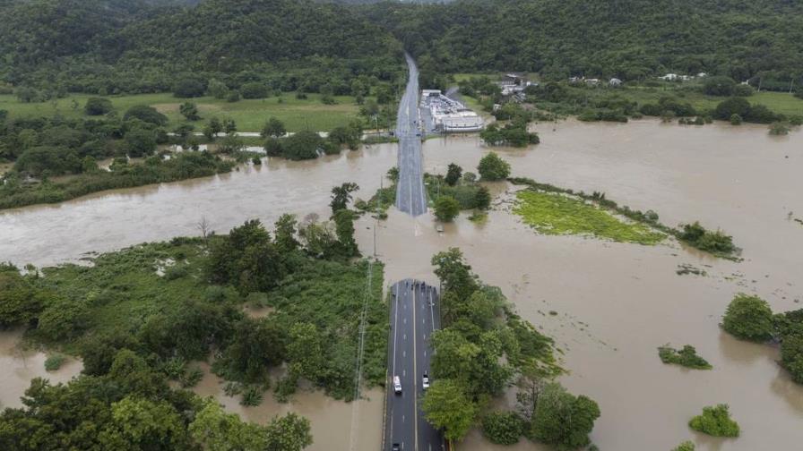 Graves inundaciones y cortes de luz generalizados en Puerto Rico debido al huracán Ernesto