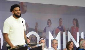 Karl Towns une a World Youth Club y Go Ministries en el país