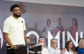 Karl Towns une a World Youth Club y Go Ministries en el país