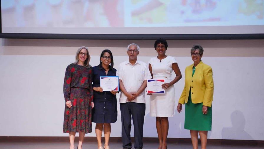 Educación reconoce a docentes y escuelas que alfabetizaron a más del 90 % de sus estudiantes