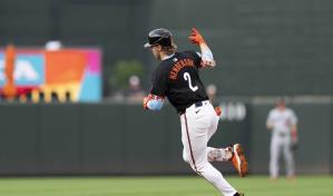 Henderson llega a 30 jonrones y Orioles derrotan 4-1 a Nacionales para dividir serie