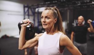 ¿Caminar es suficiente durante la menopausia? ¡Levanta pesas!