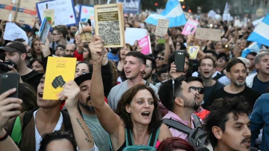 Universitarios argentinos en huelga por salarios bajo la línea de la pobreza