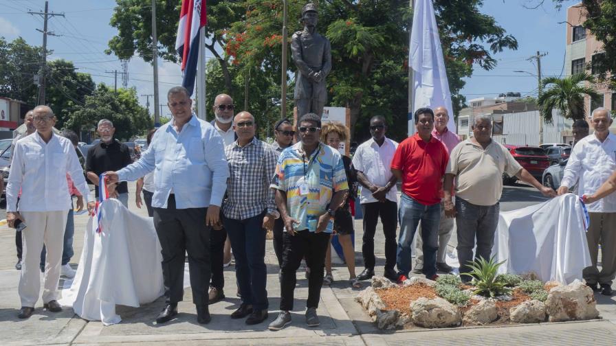 En El Rosal develizan esculturas por el 161 aniversario de la Restauración