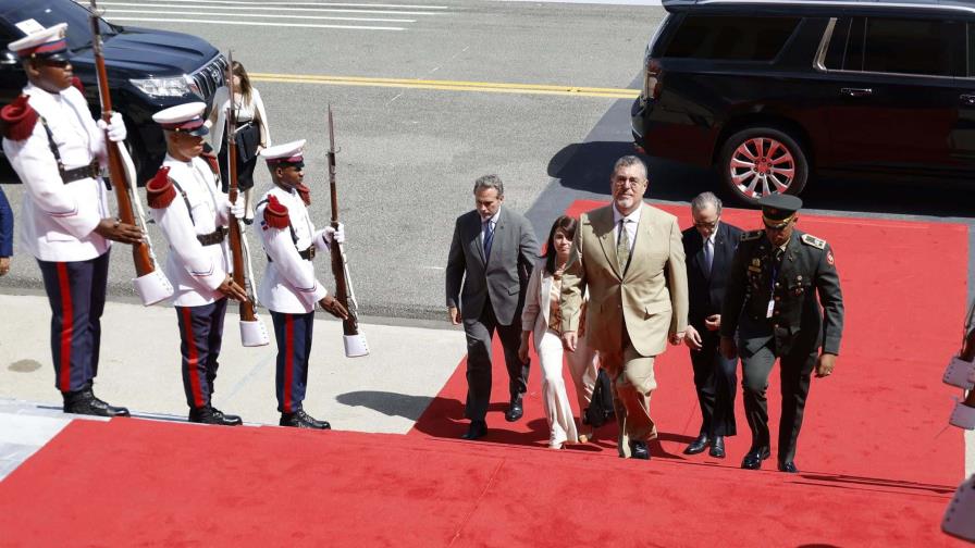 Llega el presidente de Guatemala al Palacio Nacional para reunión con Abinader