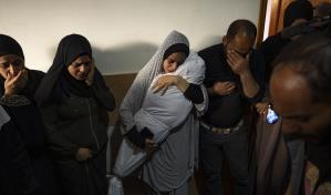 Los muertos de Gaza son sepultados en patios, calles, tumbas m&uacute;ltiples