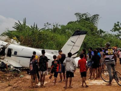 Mueren cinco personas tras caer avioneta en Brasil