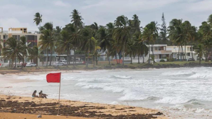 La Guardia Nacional efectúa varios rescates durante el huracán Ernesto en Puerto Rico