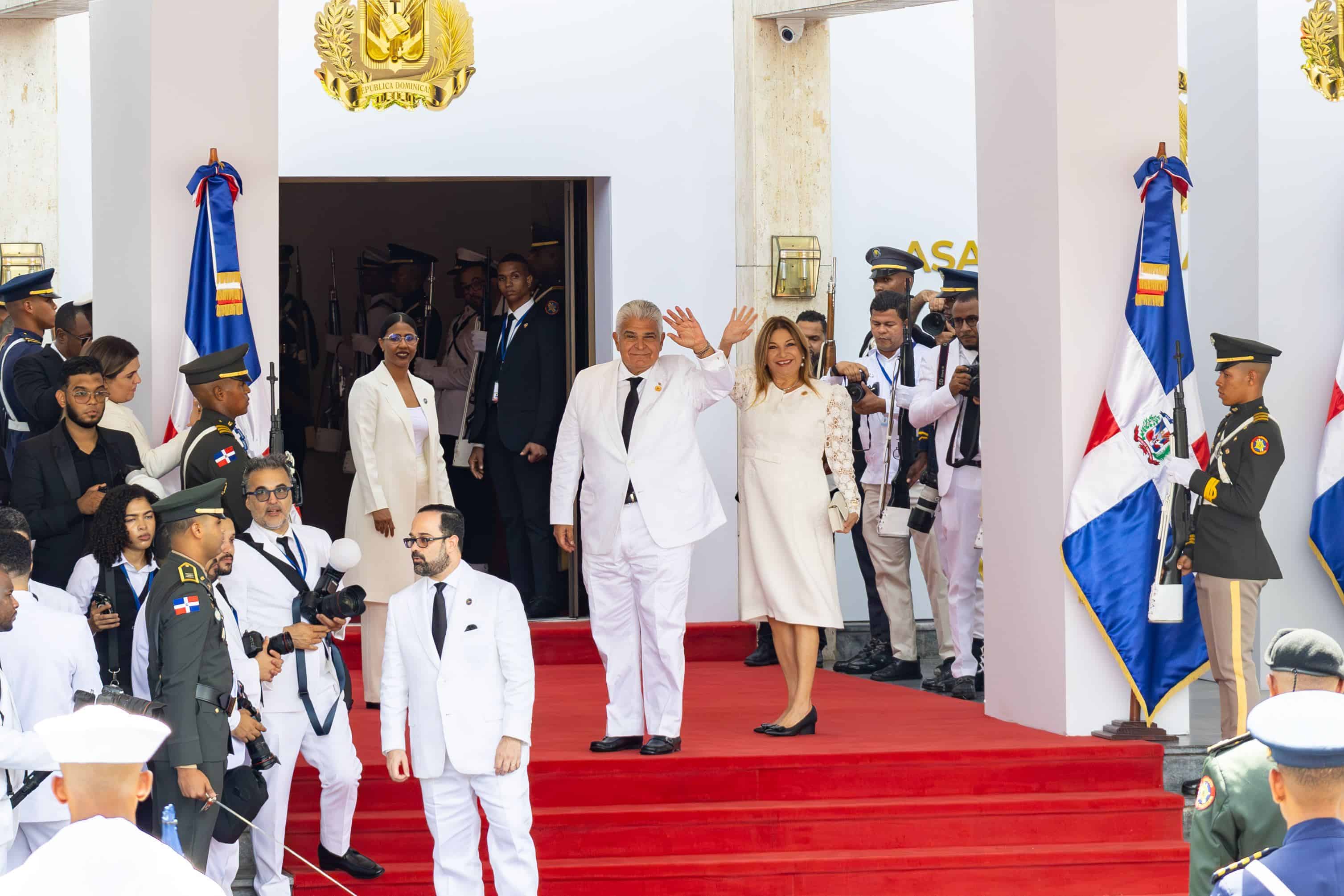 José Raúl Mulino, presidente de la República de Panamá, acompañado por Maricel Cohen de Mulino, primera dama panameña, en la toma de posesión de Luis Abinader.