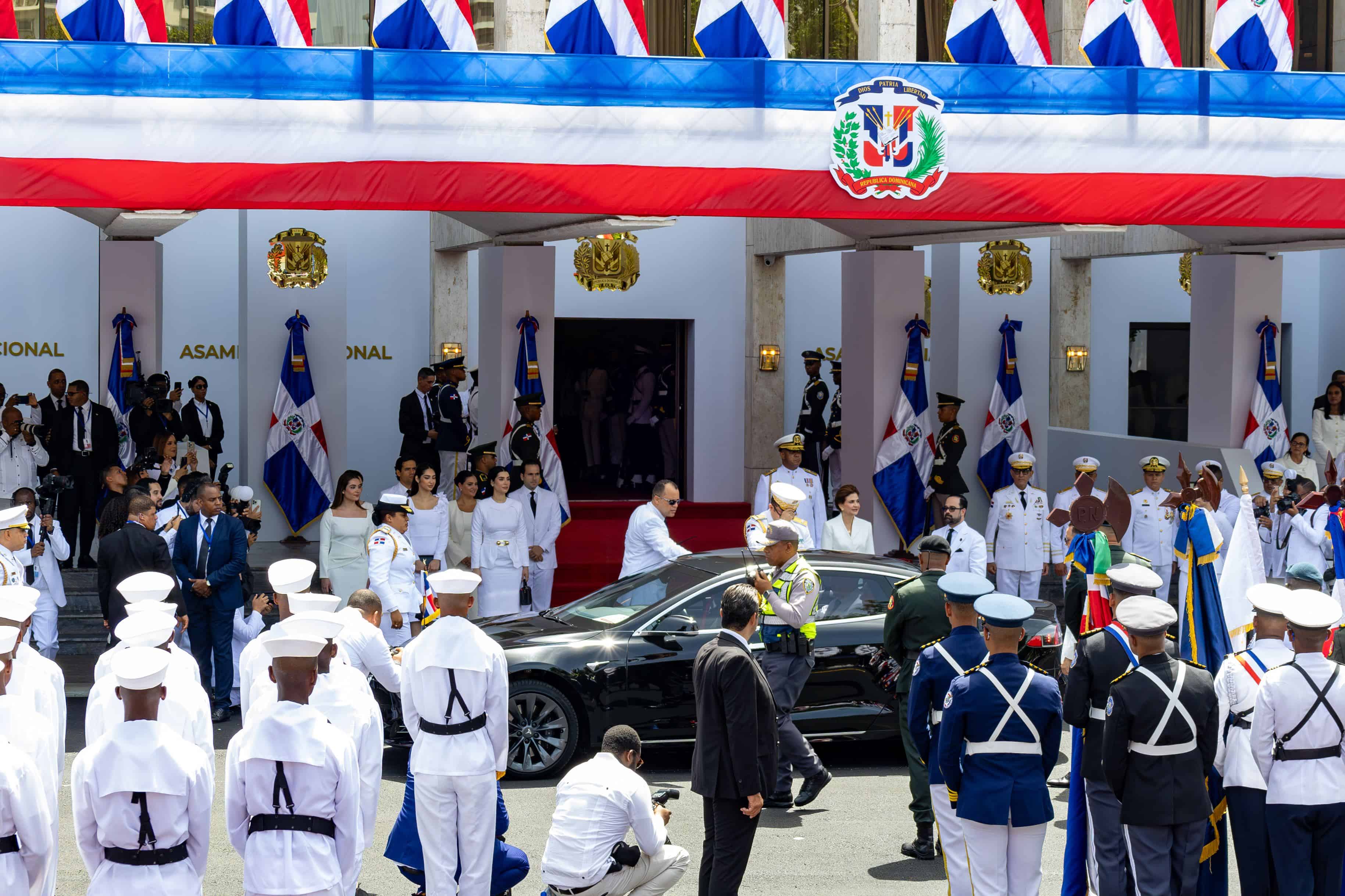 El presidente Luis Abinader arriba al Teatro Nacional en un vehículo eléctrico fabricado por Tesla, tal como lo hizo cuatro años atrás.