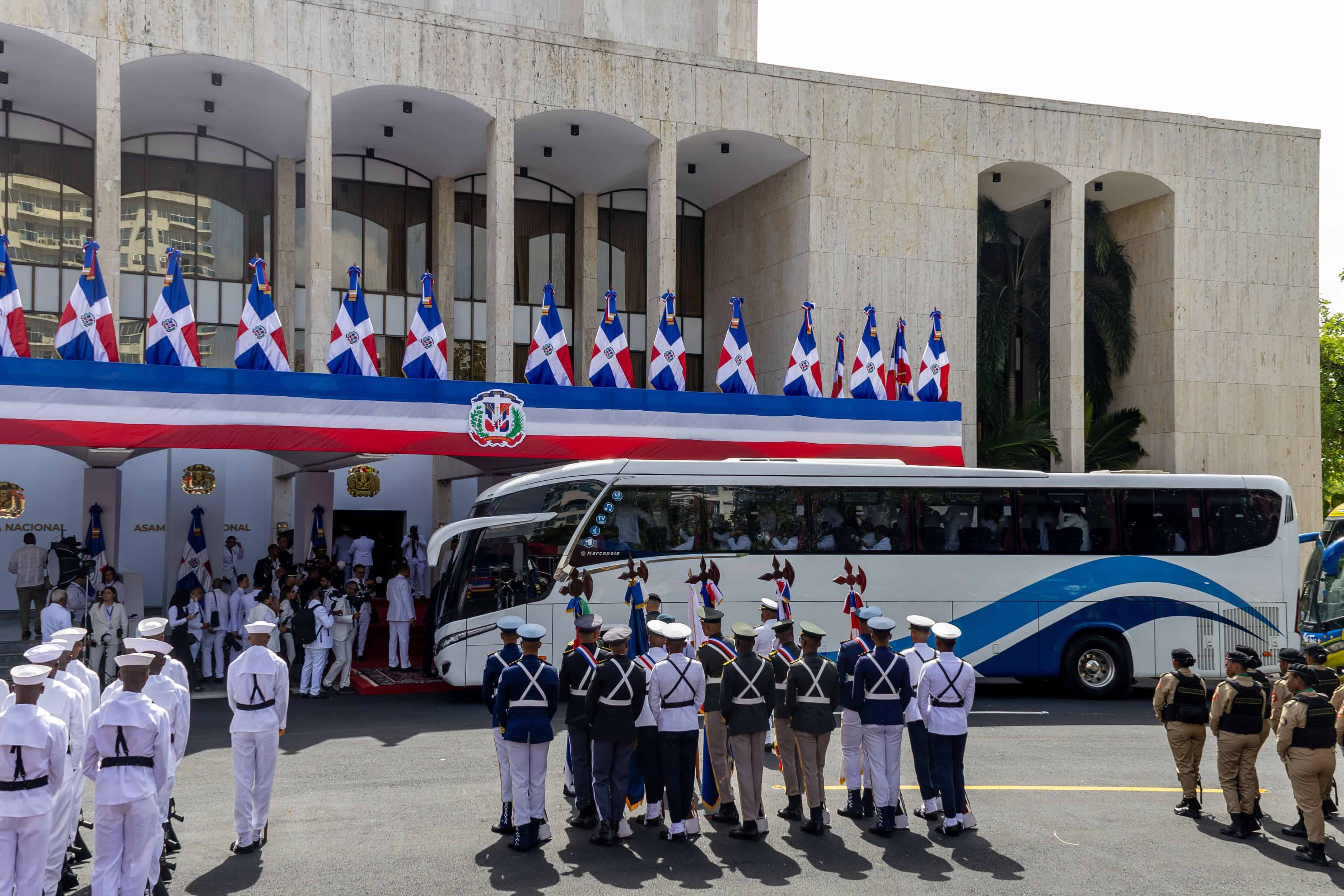 En autobús, así se trasladaron buena parte de los diputados y senadores del Congreso Nacional hasta el Teatro Nacional para la toma de posesión del presidente Luis Abinader.