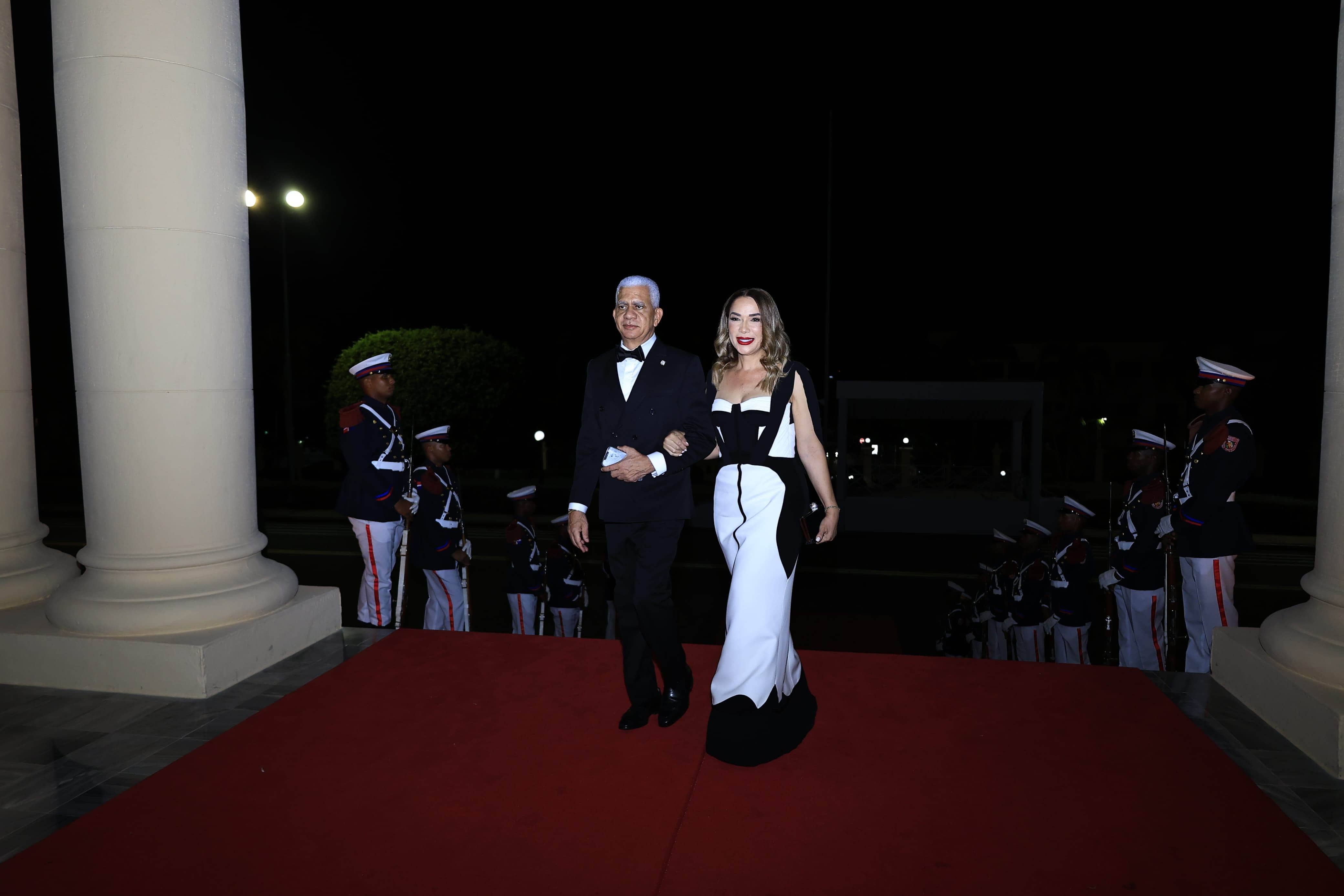 El presidente del Senado, Ricardo de los Santos y su esposa Yudi Andrea Moscoso.