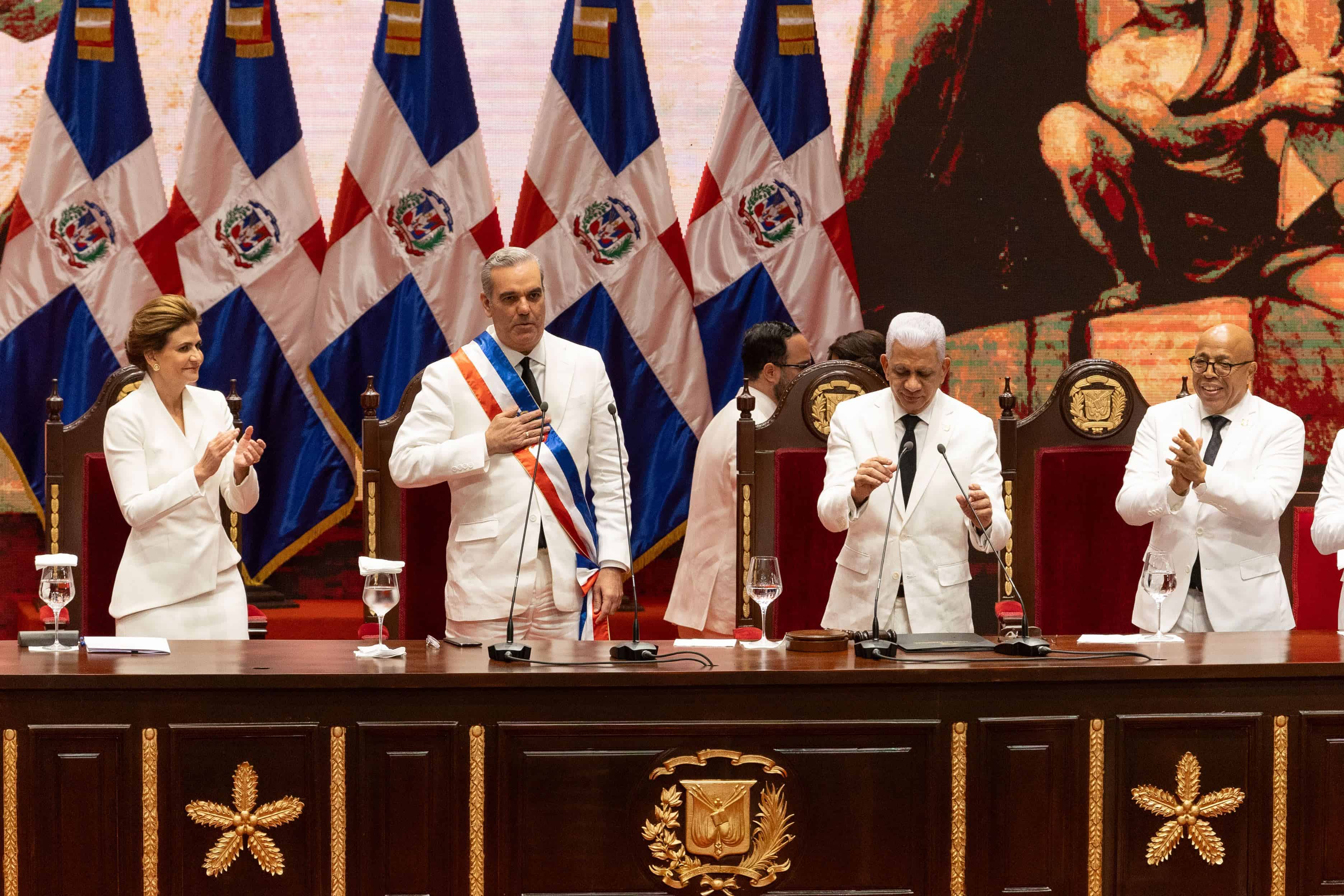 Con su mano en corazón, el presidente Luis Abinader agradece el aplauso de los presentes en el Teatro Nacional durante el acto de toma de posesión.