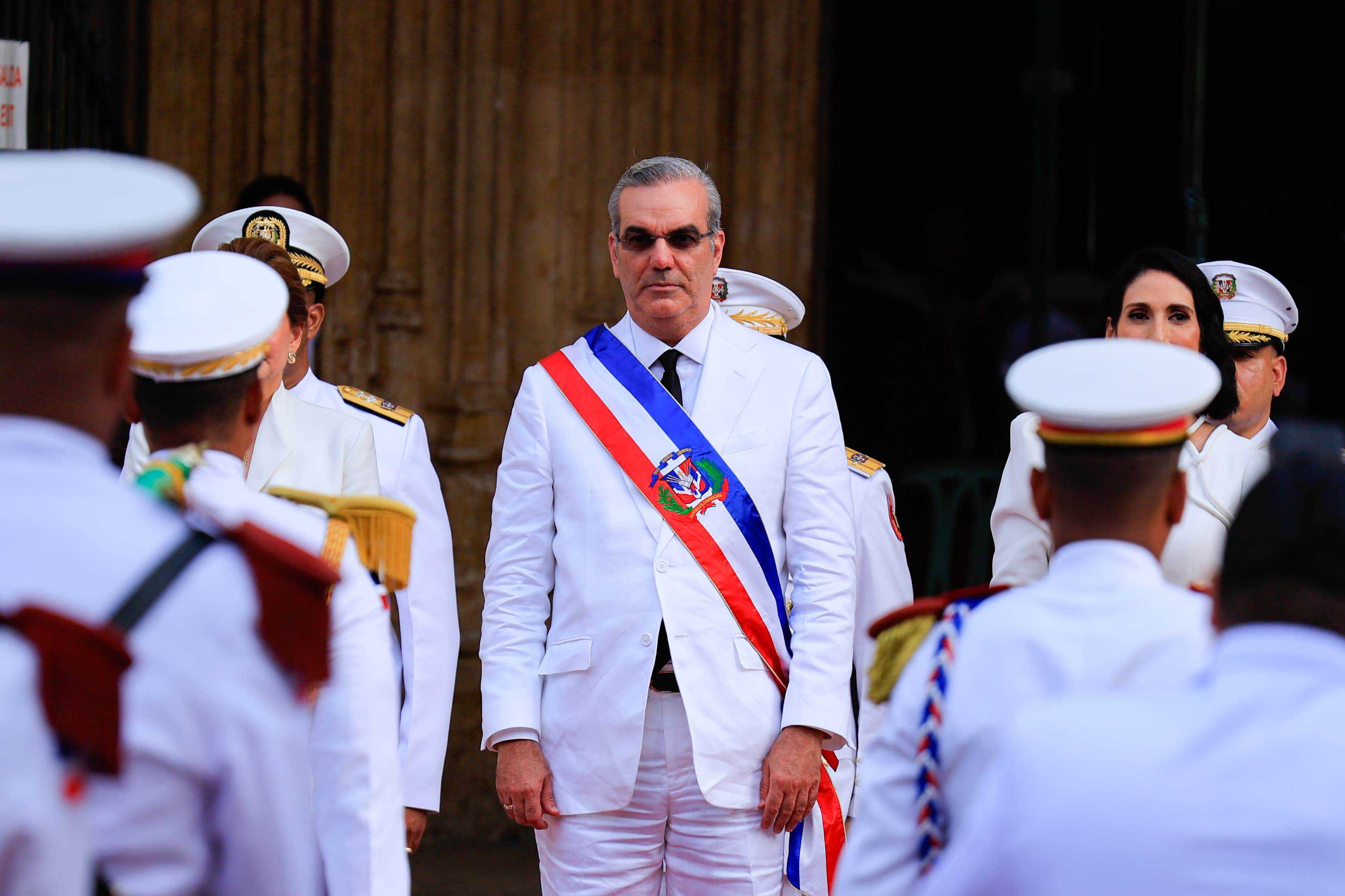 El presidente Luis Abinader recibe los honores militares al llegar a la Catedral Primada de América.