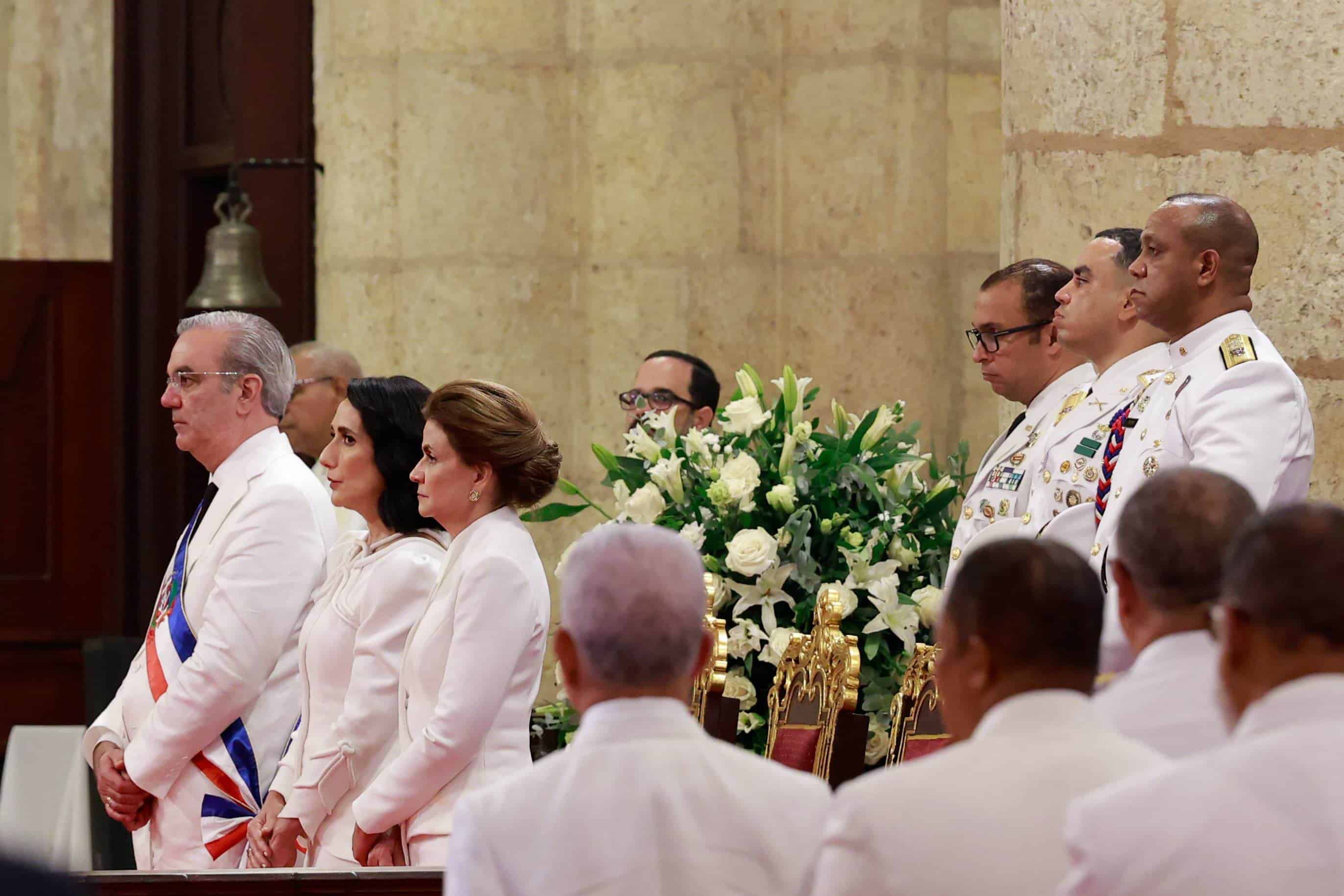 De pie, durante el acto religioso en la Catedral Primada de América. 