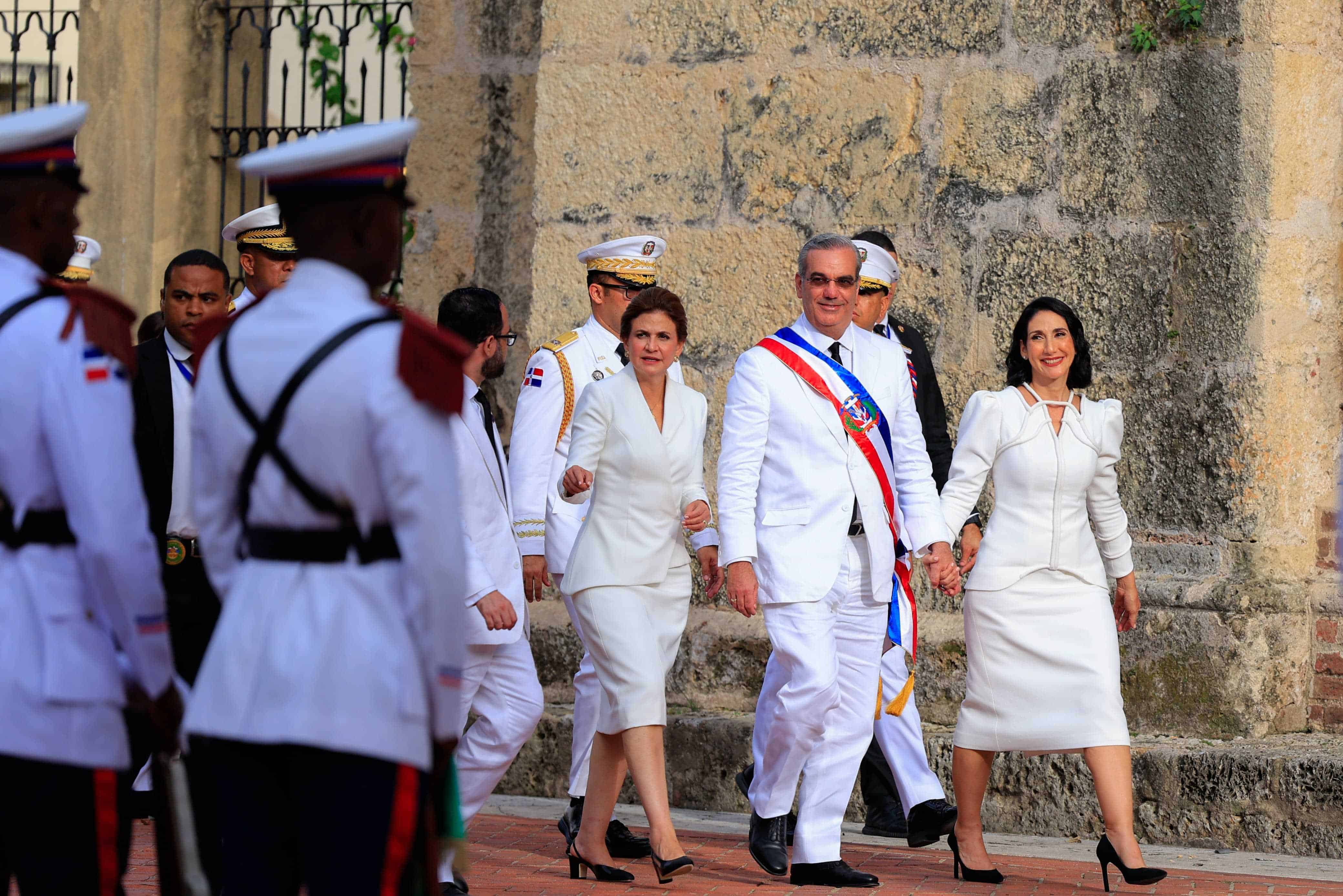 La vicepresidenta Raquel Peña, el presidente Luis Abinader y la primera dama Raquel Arbaje llegan a la catedral para la celebración del tedeum. 