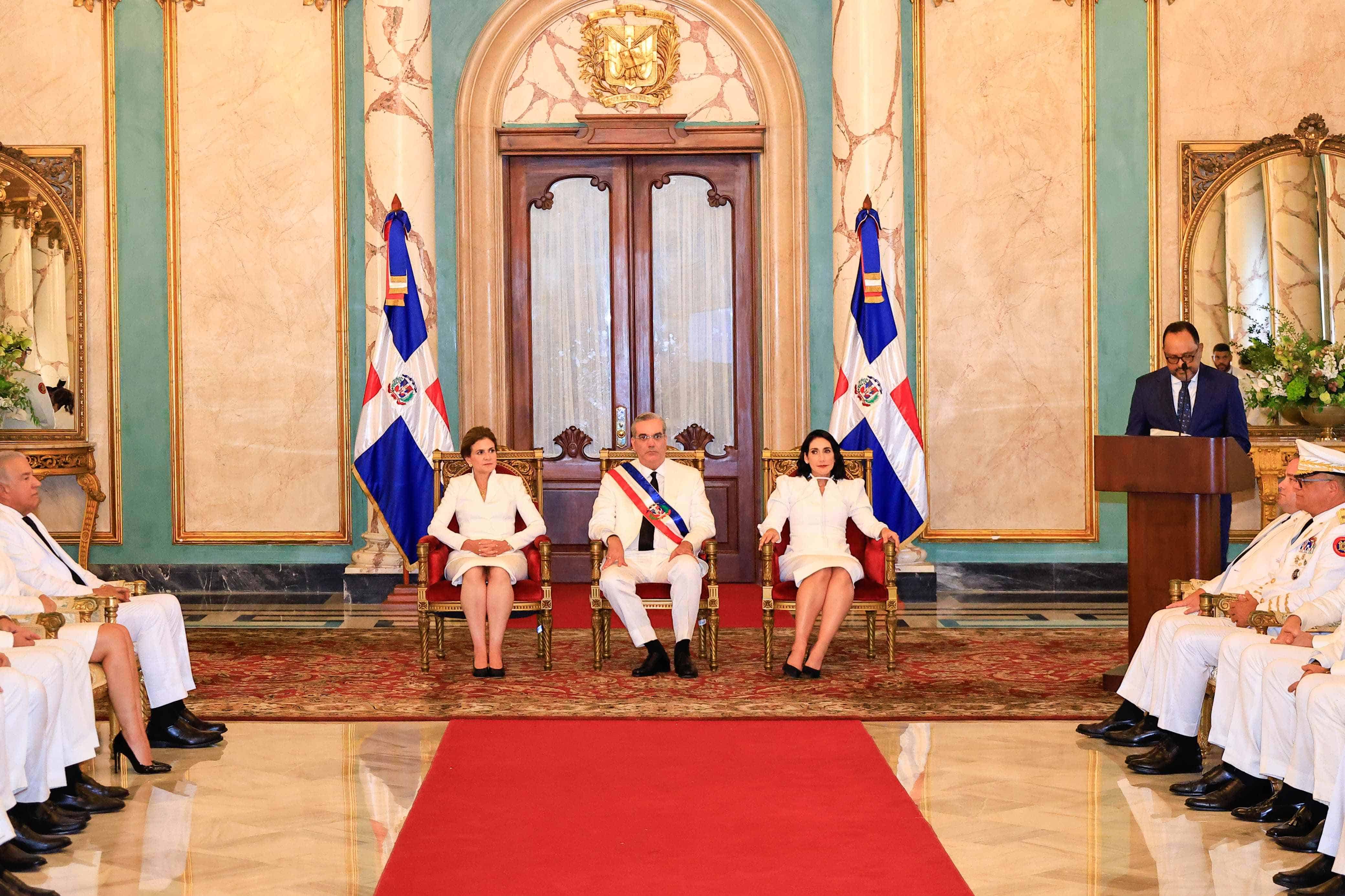 La vicepresidenta Raquel Peña, el presidente Luis Abinader y la primera dama Raquel Arbaje en el Salón de Embajadores del Palacio Nacional. 