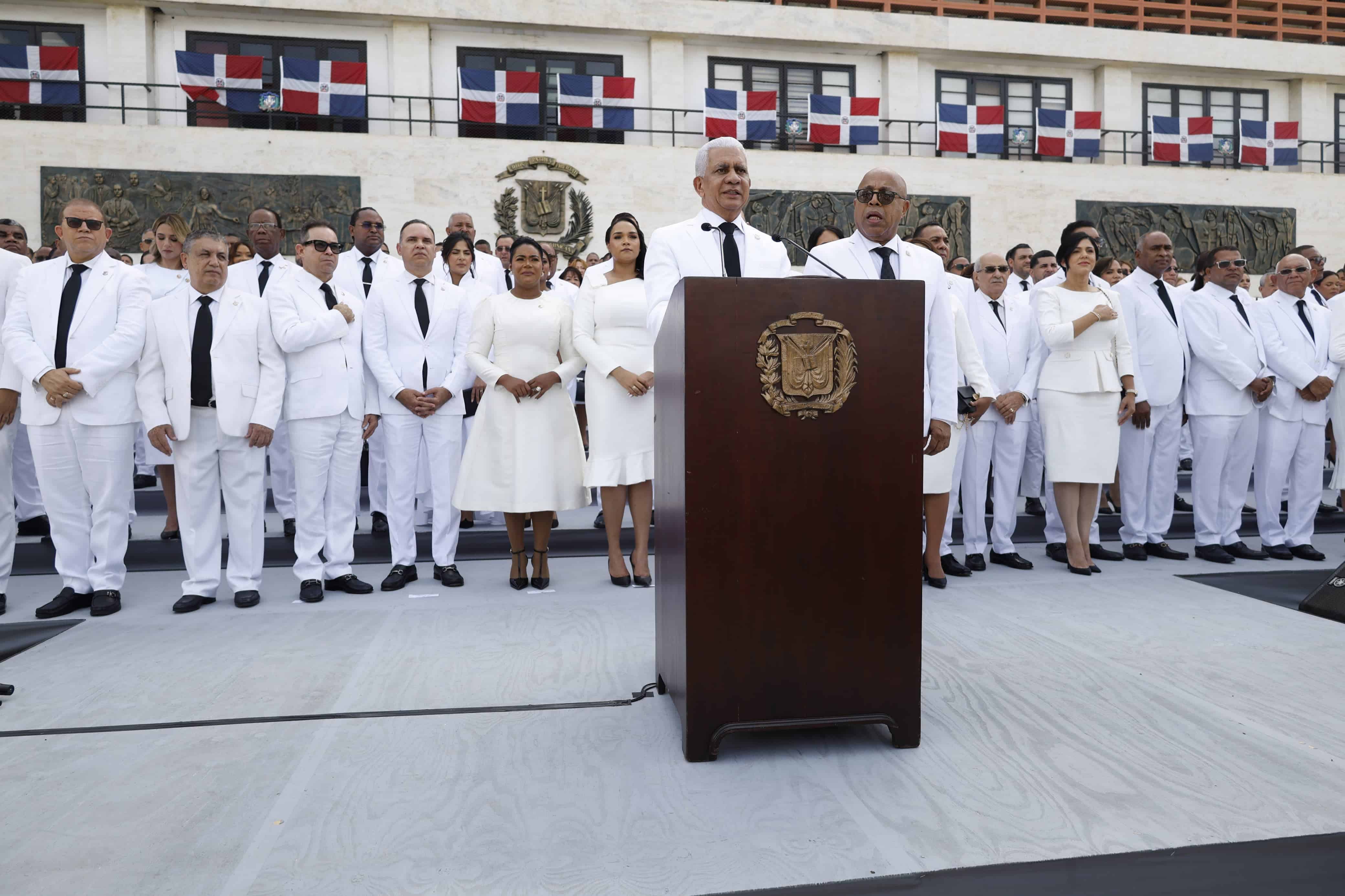 Ricardo de los Santos Polanco, presidente del Senado, junto Alfredo Pacheco, presidente de la Cámara de Diputados, en la explanada del Congreso Nacional.