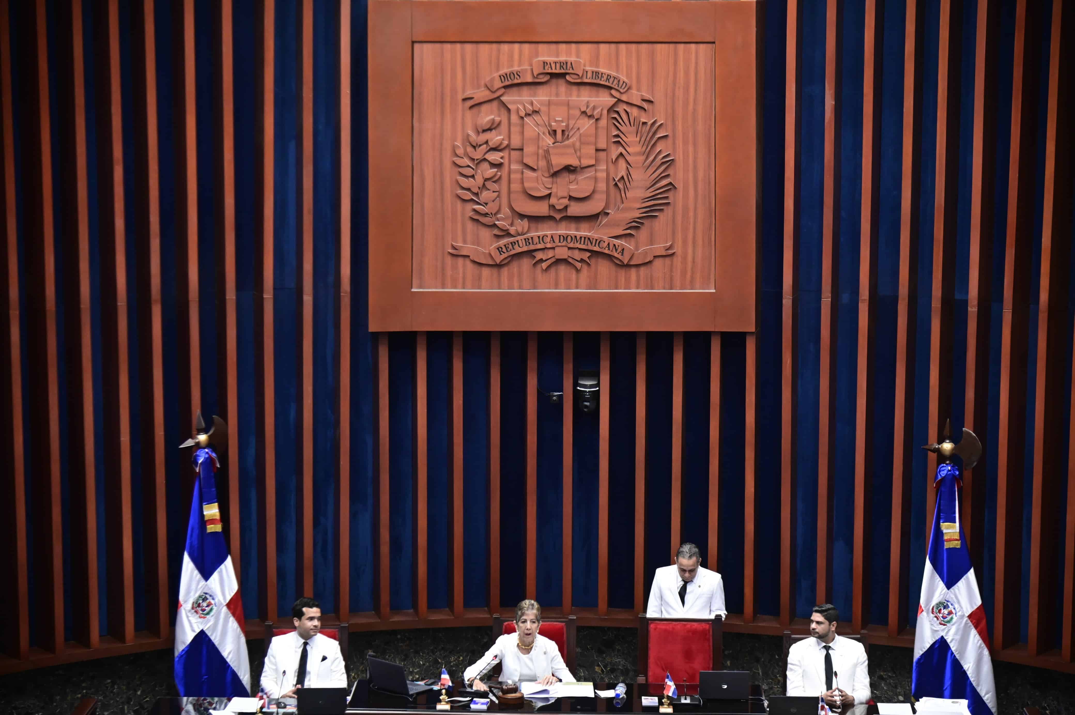 Omar Fernández y Ginette Bournigal en el acto de instalación de la nueva legislatura.