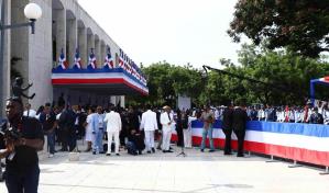 Los invitados llegan a pie al Teatro Nacional 