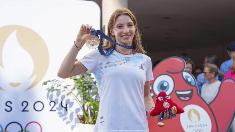 La gimnasta rumana Ana Barbosu recibe su medalla olímpica de bronce