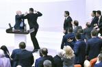 Legisladores turcos se van a los golpes durante acalorado debate sobre diputado preso