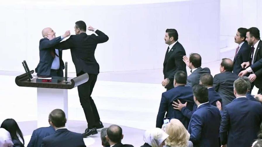 Legisladores turcos se van a los golpes durante acalorado debate sobre diputado preso