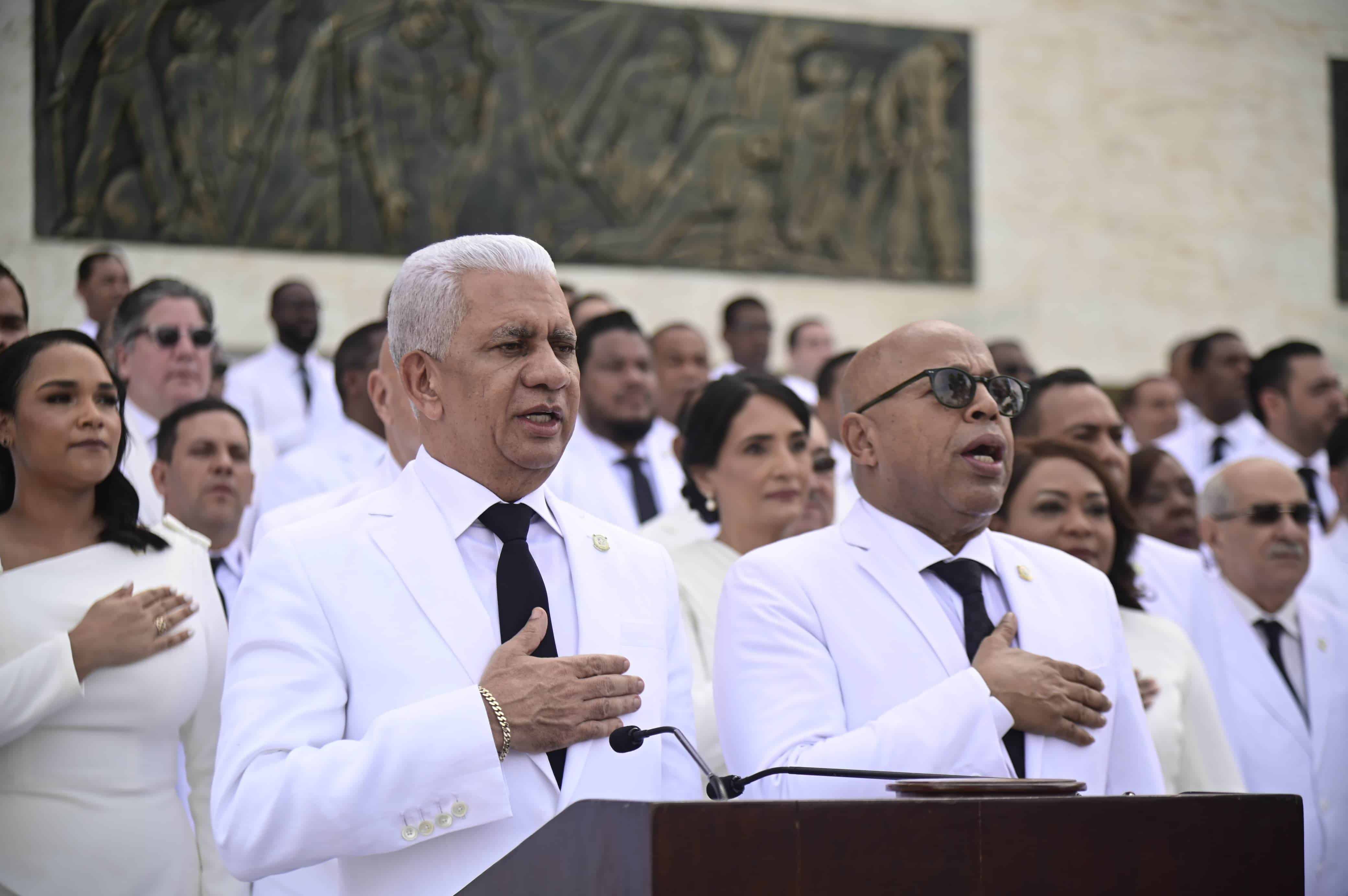 Ricardo de los Santos Polanco, presidente del Senado, junto Alfredo Pacheco, presidente de la Cámara de Diputados, en la explanada del Congreso Nacional.