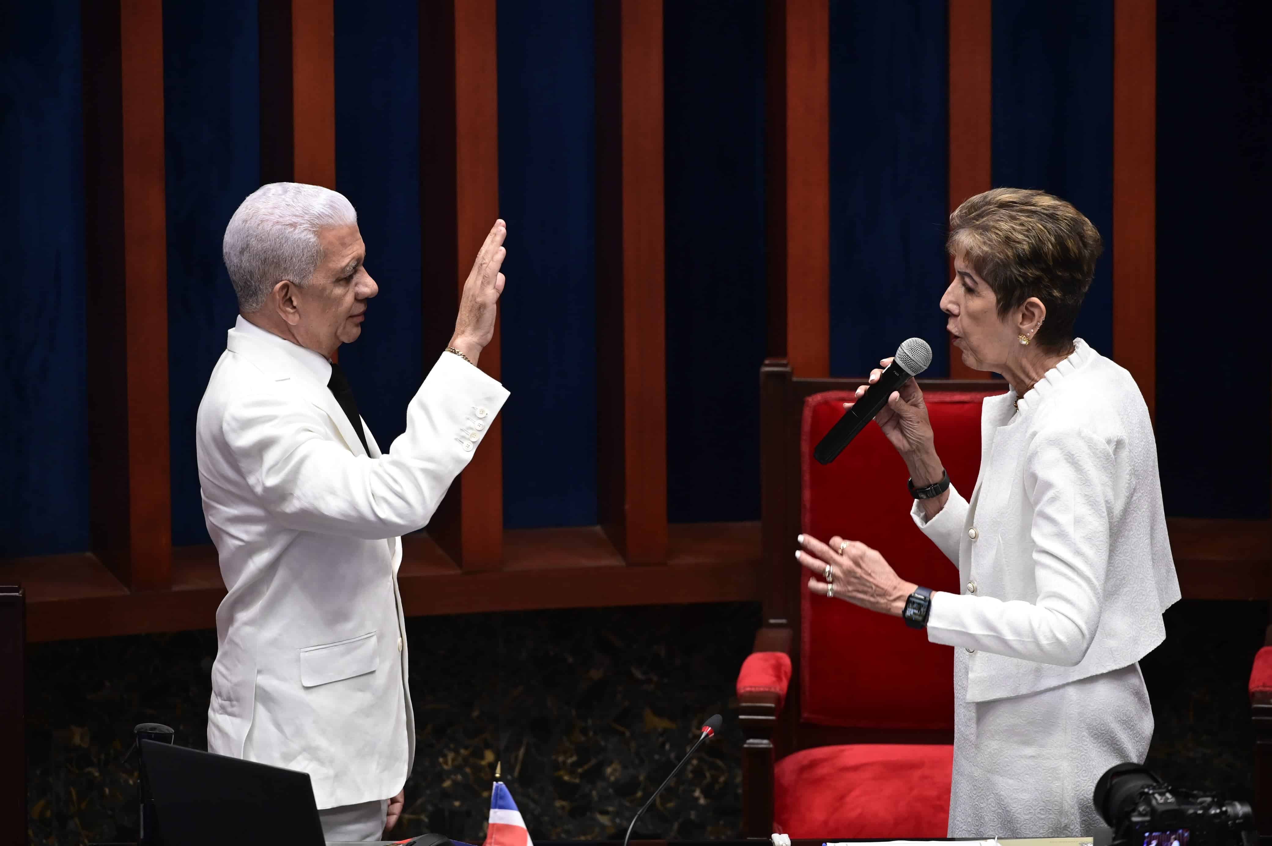 Ricardo de los Santos, presidente del Senado de la República Dominicana toma juramento ante la senadora Ginette Bournigal.