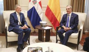Felipe VI se reúne con Abinader en Santo Domingo en vísperas de investidura presidencial