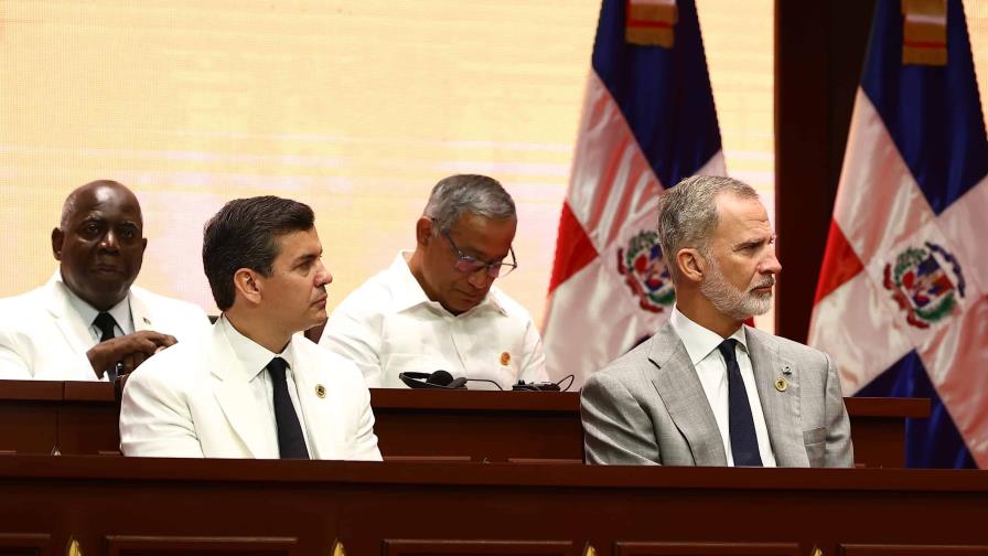 Felipe VI sorprende al vestir de gris en la juramentación de Luis Abinader