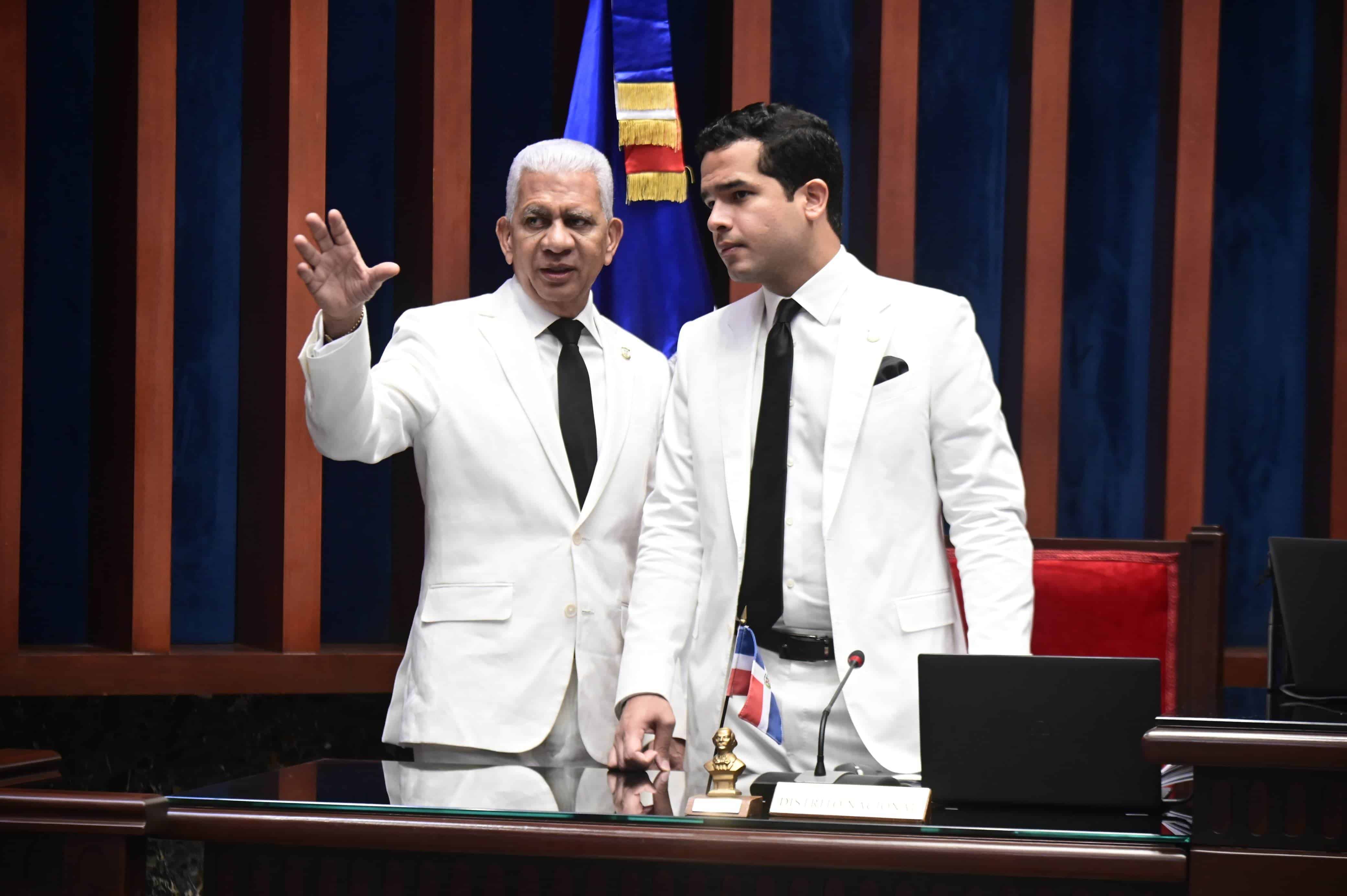 El presidente del Senado, Ricardo de los Santos, junto al senador Omar Fernández.