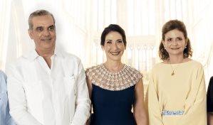 Raquel Arbaje y Raquel Peña eligen moda dominicana para recibir a los invitados internacionales