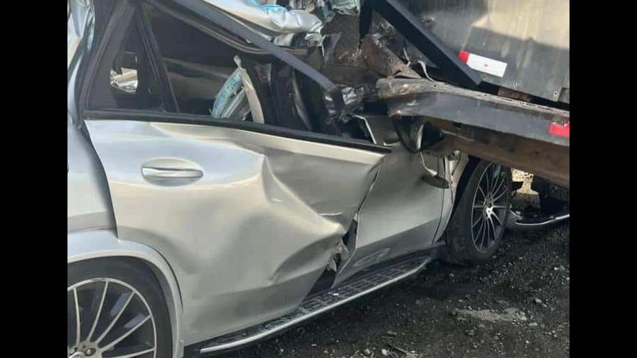 Muere conductor de yipeta Mercedes Benz al chocar con un camión en autopista Duarte