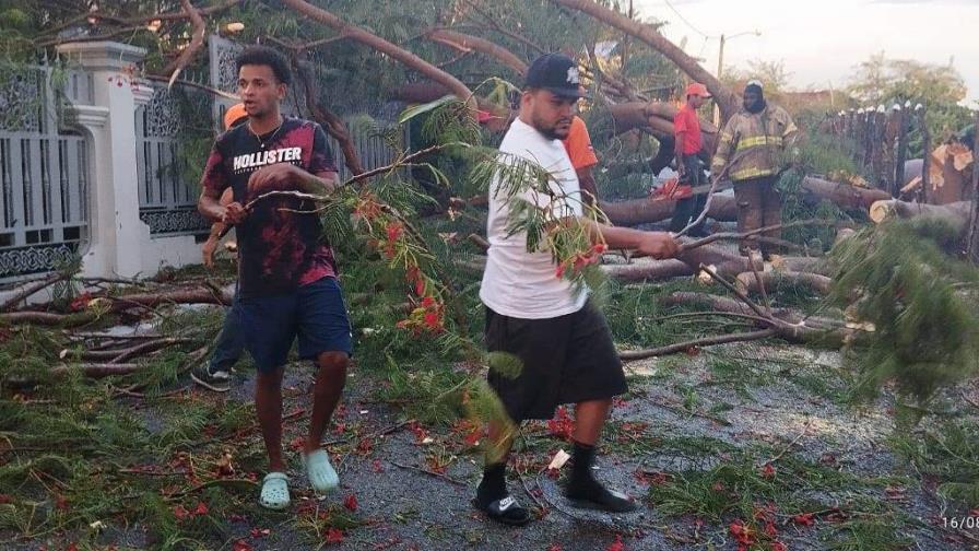 Fuerte ventarrón derriba casas y árboles en Santiago Rodríguez