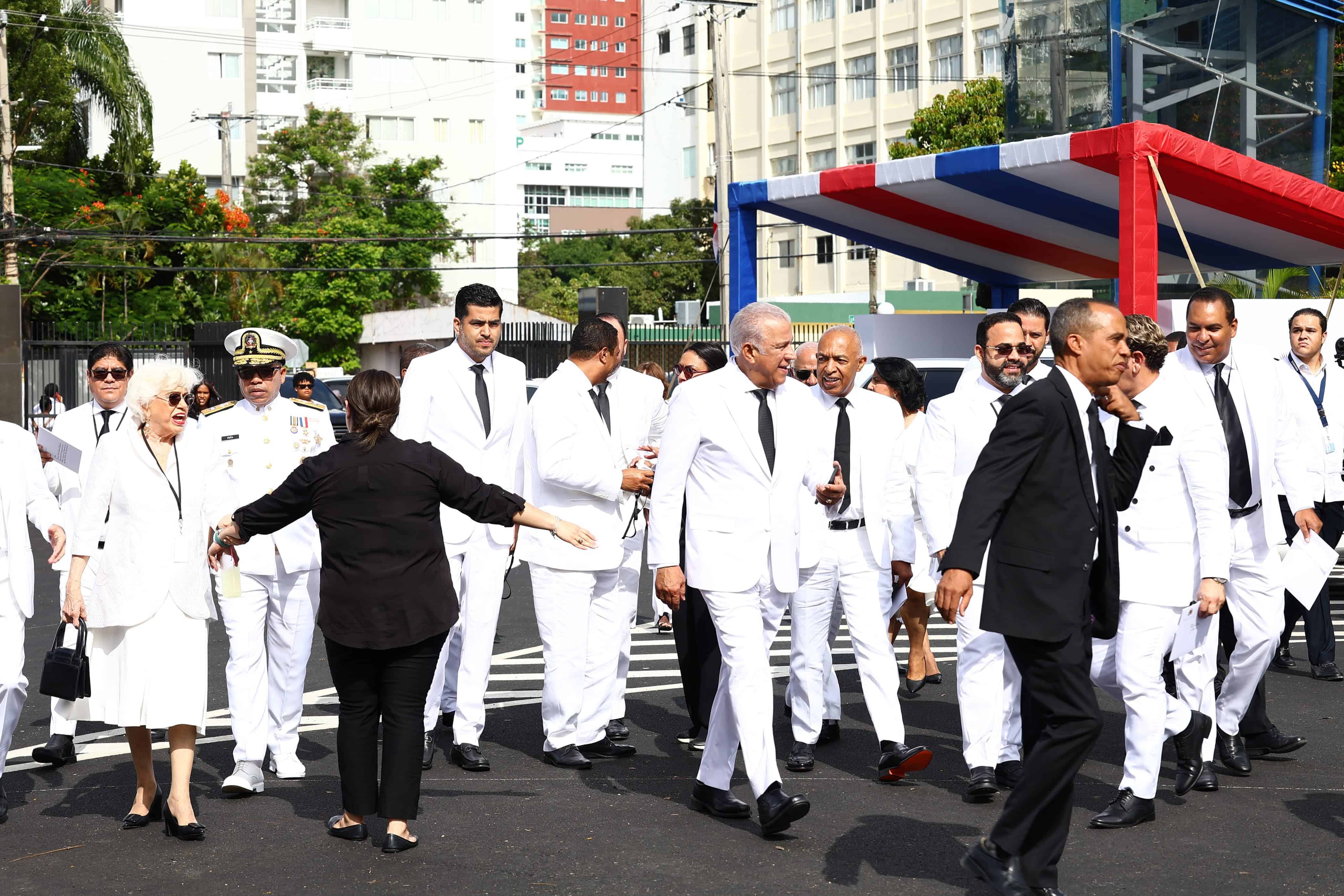 El blanco predominó entre los asistentes a la toma de posesión del presidente Luis Abinader.