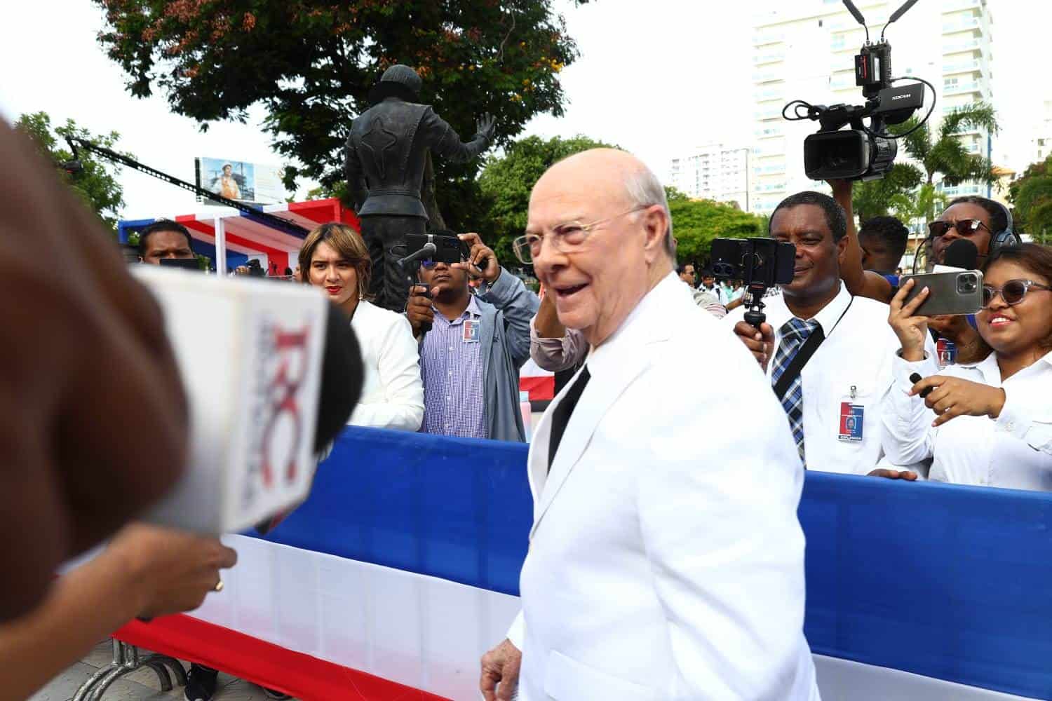 Hipólito Mejía, expresidente de la República Dominicana, sonriente antes de los actos protocolares de la toma de posesión del presidente Luis Abinader.