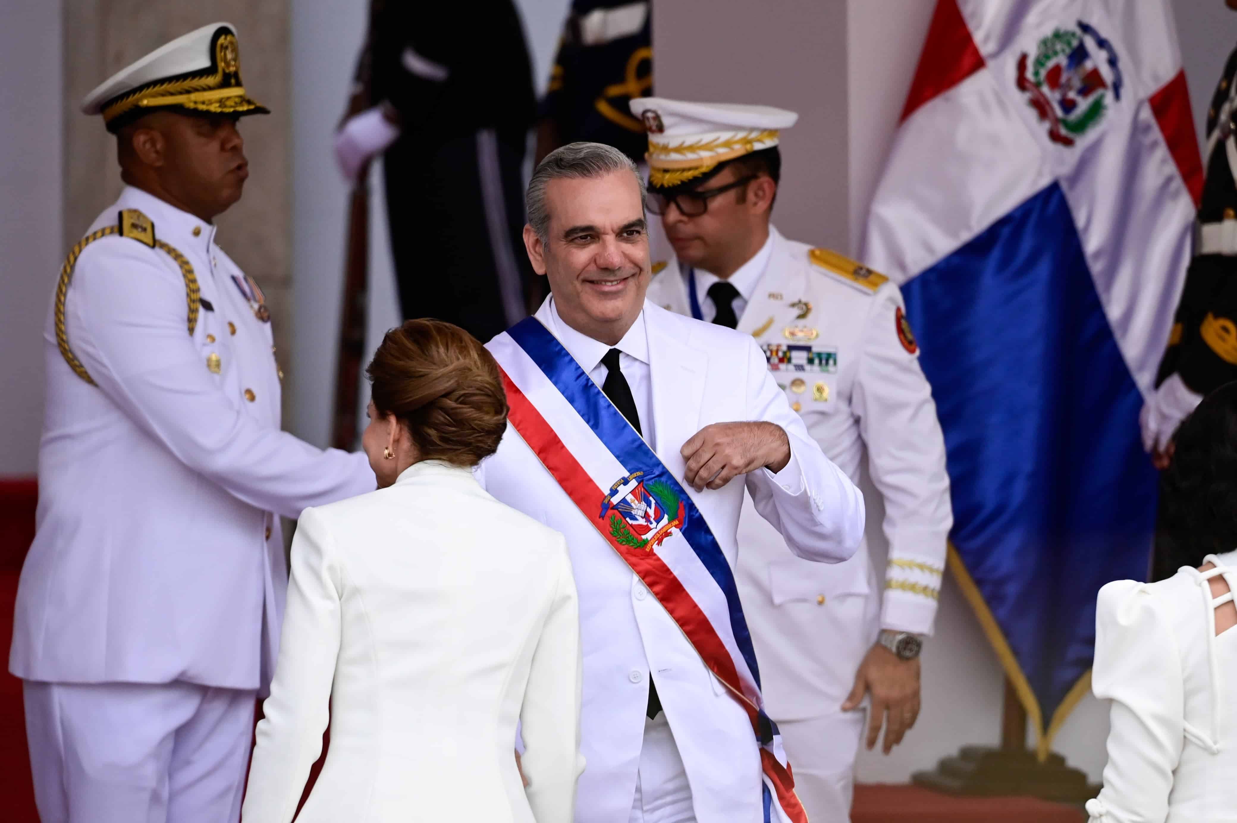 El presidente Luis Abinader es saludado por miembros de las Fuerzas Armadas a su llegada al Teatro Nacional.