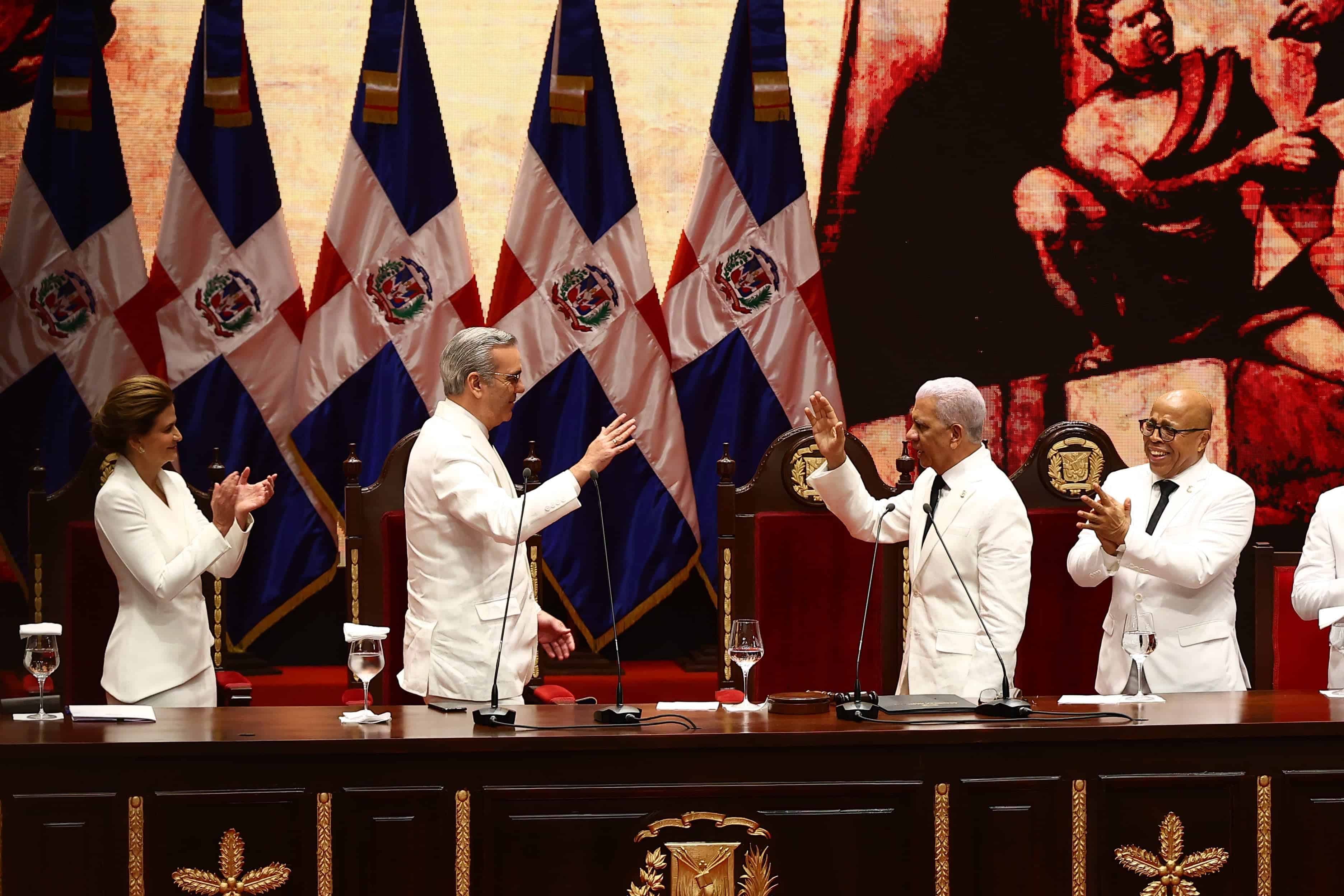 El presidente Luis Abinader jura ante los miembros del Congreso Nacional.