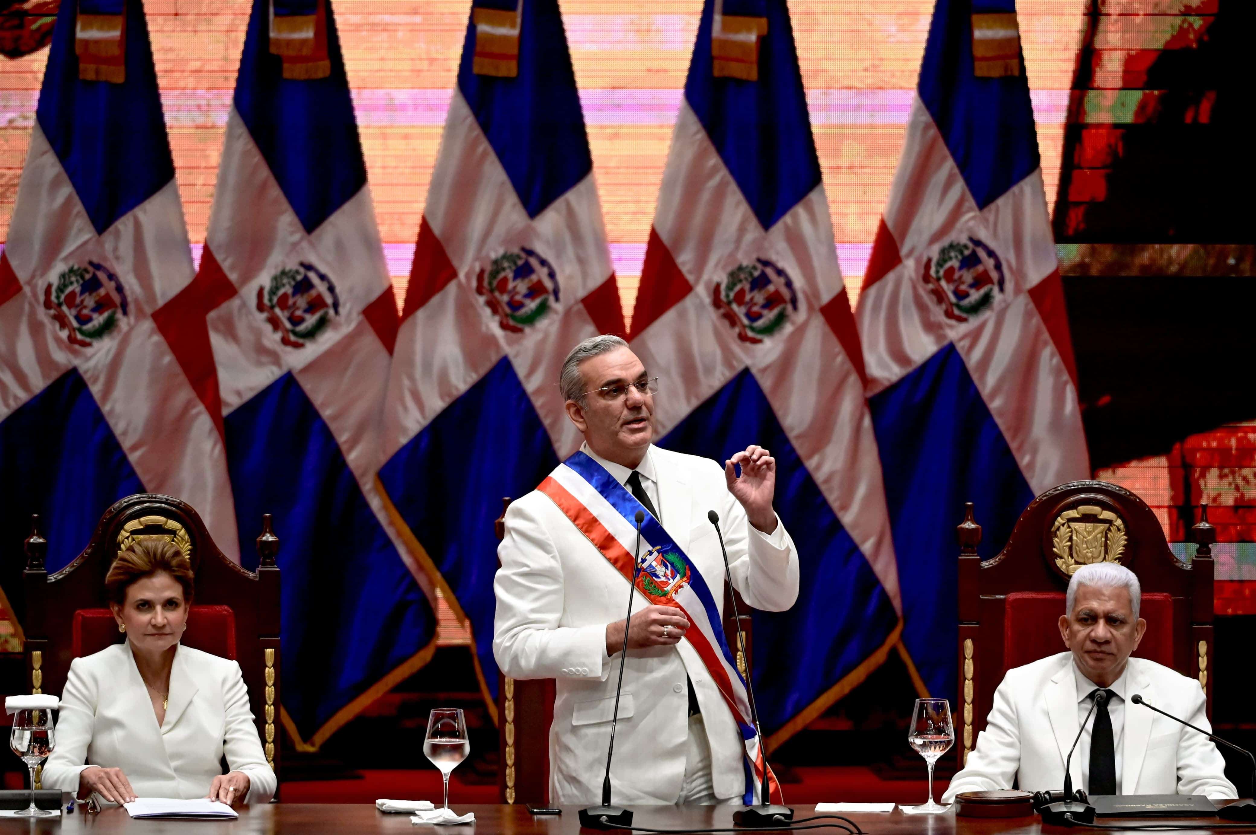 El presidente Luis Abinader pronunció un extenso discurso en el que destacó los logros de su gestión, ofreció una visión del país que espera construir junto a los dominicanos y tocó temas neurálgicos de la actualidad de la región como las crisis de Venezuela y Haití.