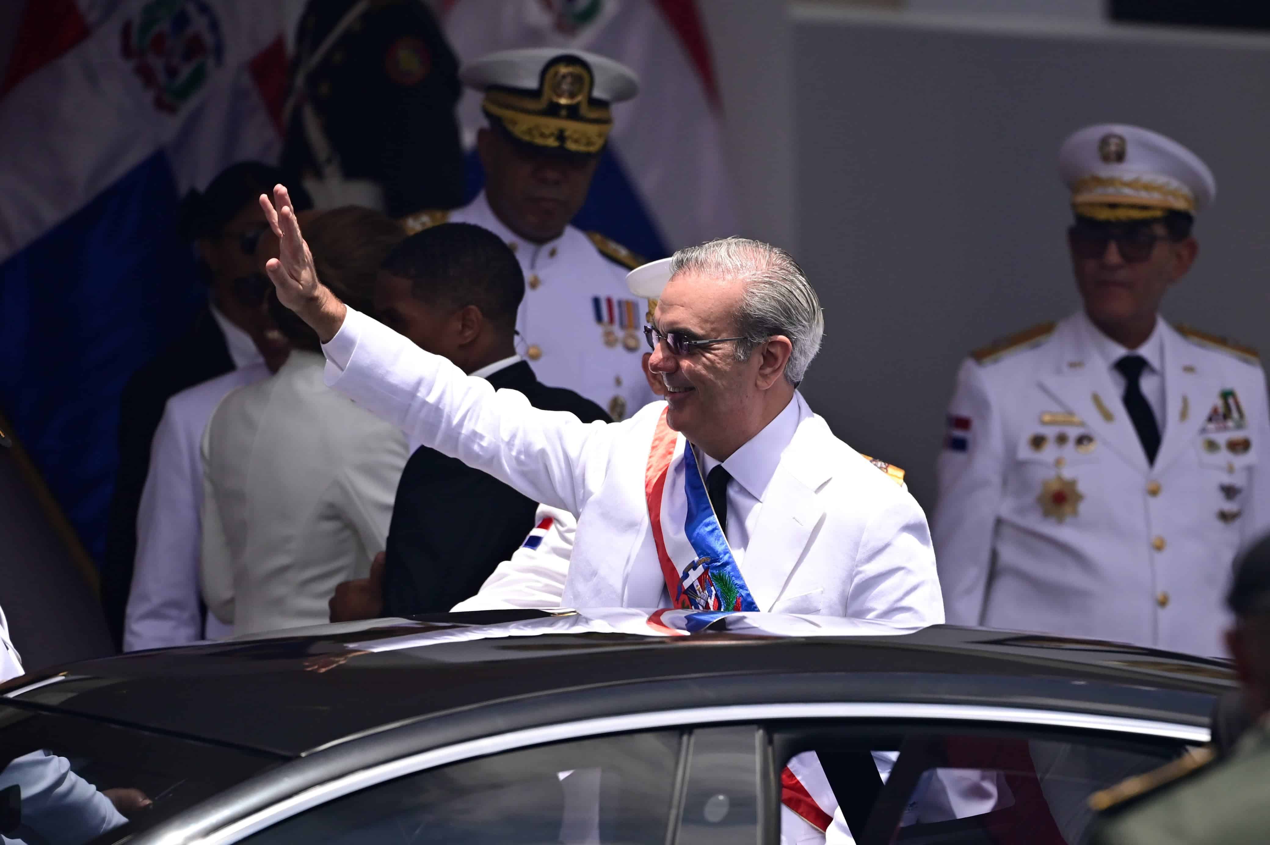 El presidente Luis Abinader se despide de los presentes en el Teatro Nacional tras jurar como presidente para el período constitucional 2024-2028.