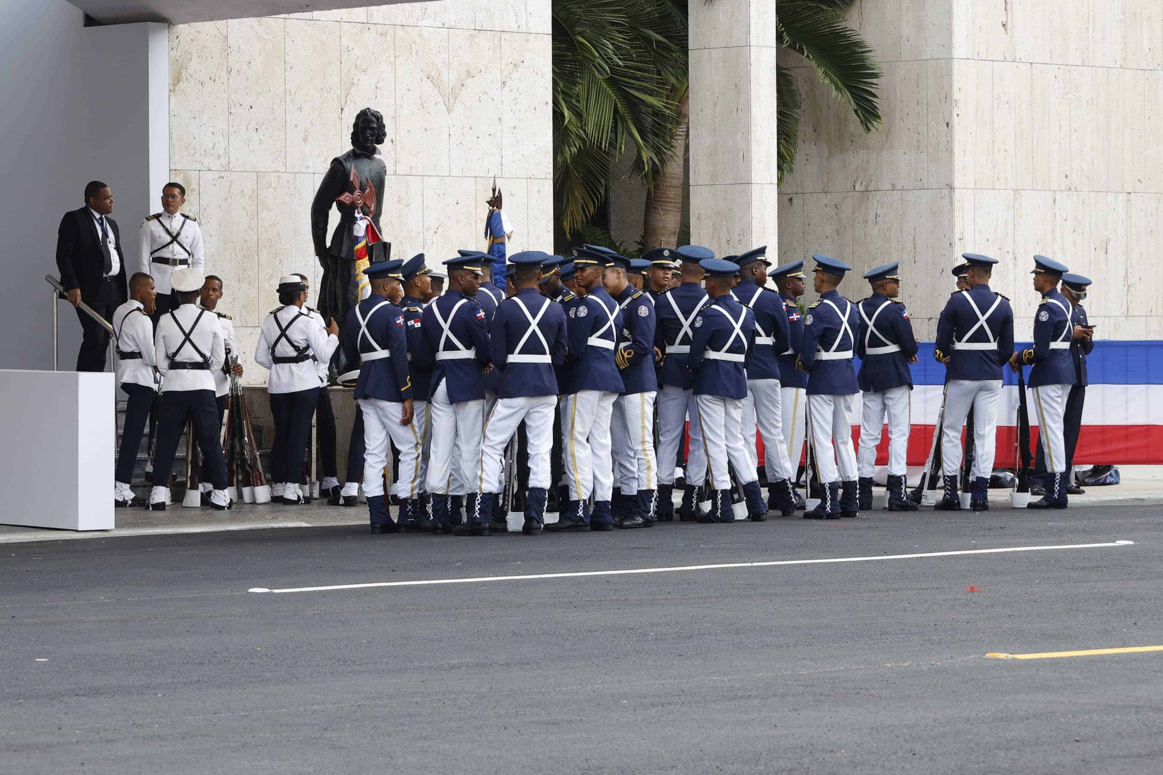 Militares se alistan para los actos protocolares en el Teatro Nacional, donde Abinader se juramentará para un nuevo periodo.