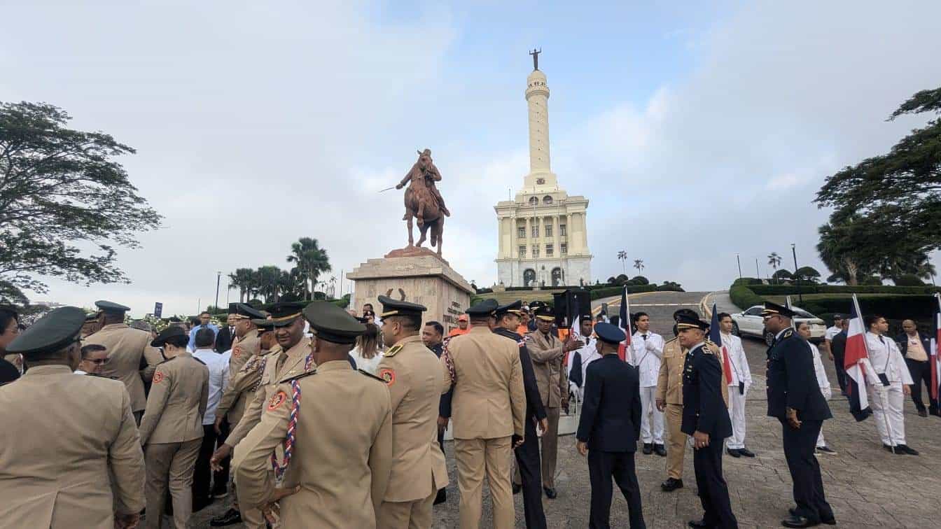 Militares durante un acto conmemorativo del 161 aniversario de la Restauración de la República.